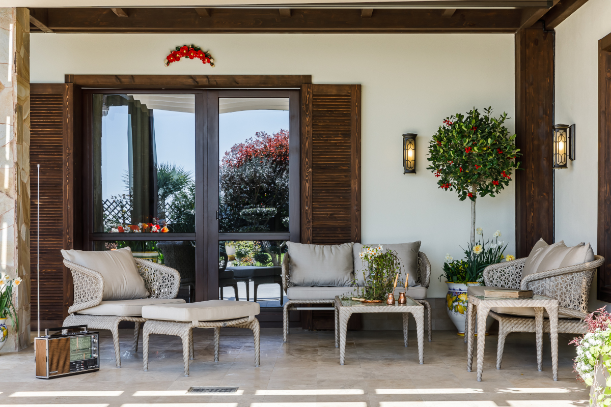 terrasse avec mobilier de jardin contemporain