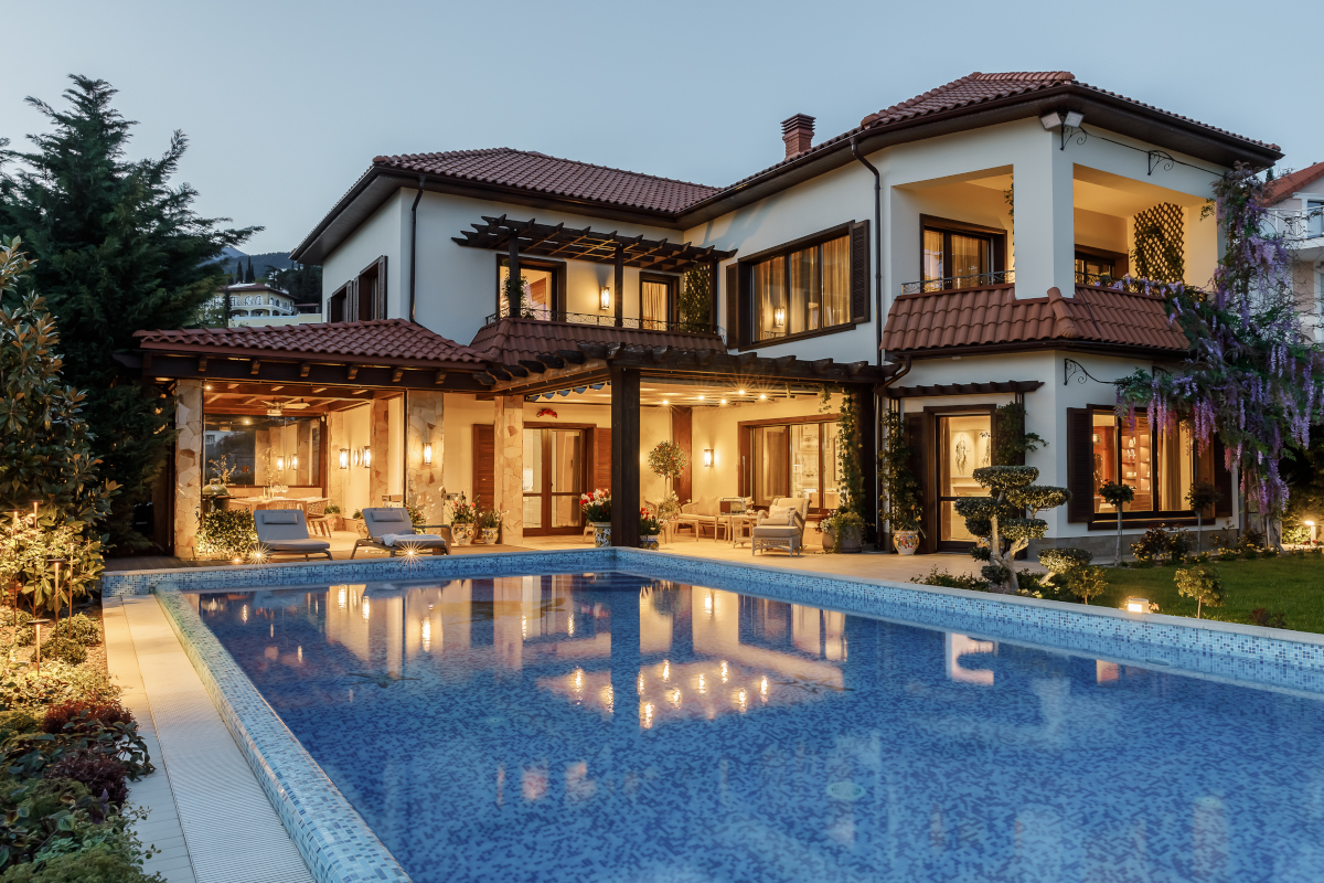 maison au bord de la mer Noire avec piscine