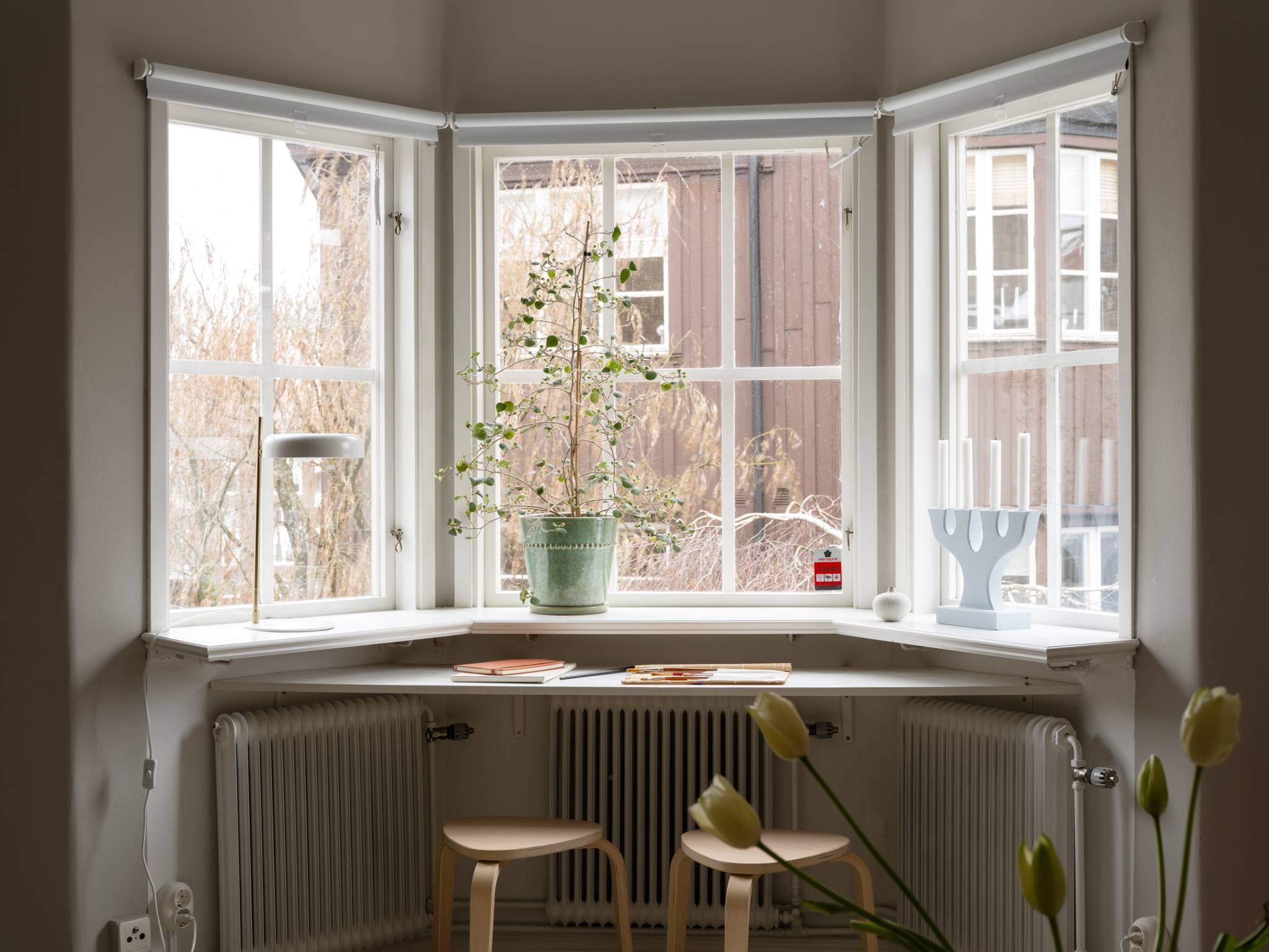 salon parquet peint en blanc appartement de 67m2 au charme campagnard décoration scandinave salon parquet peint en blanc appartement de 67m2 au charme campagnard décoration scandinave