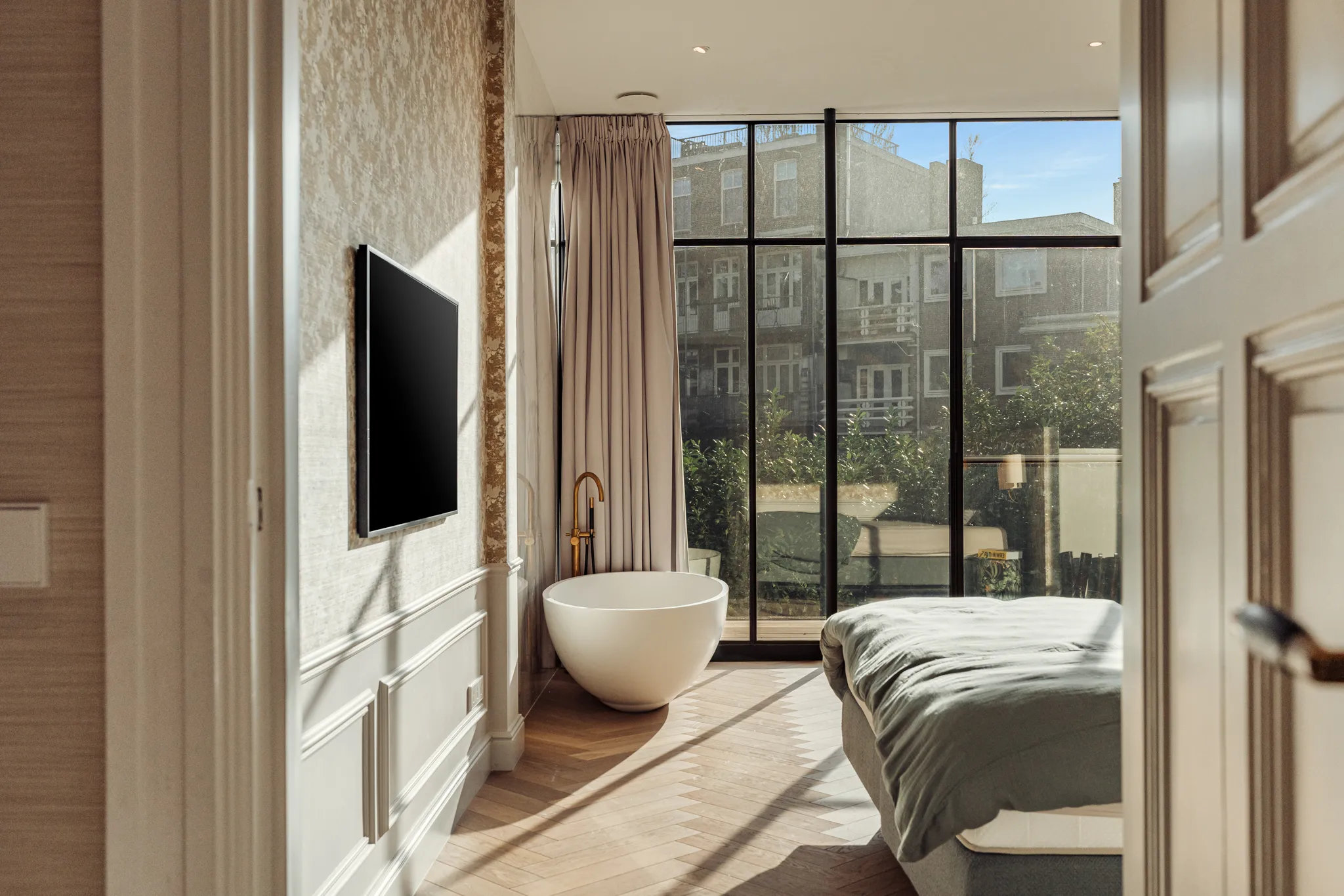 chambre avec fenêtre verrière décoration contemporaine