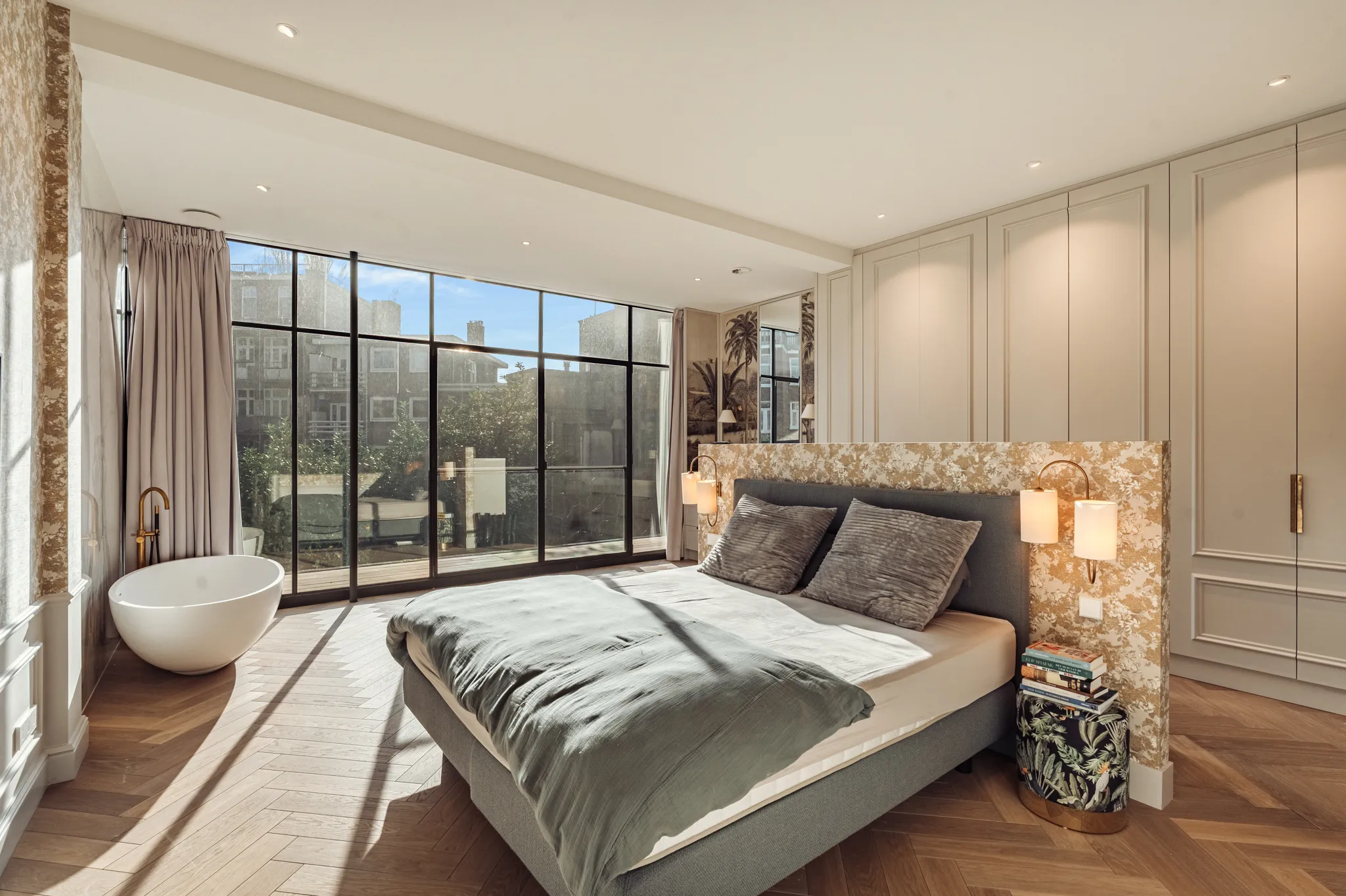 chambre avec fenêtre verrière décoration contemporaine dressing en tête de lit