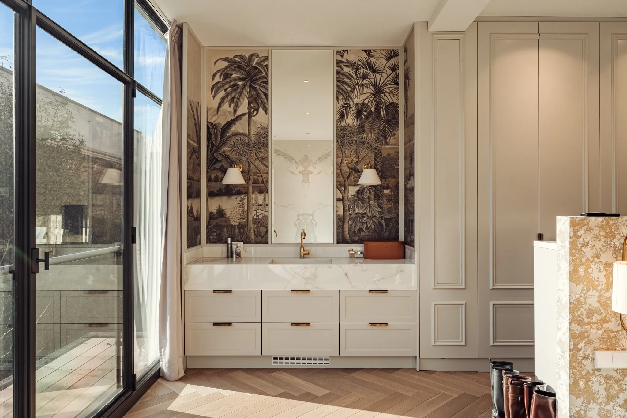 chambre avec fenêtre verrière décoration contemporaine dressing et salle de bain derrière tête de lit