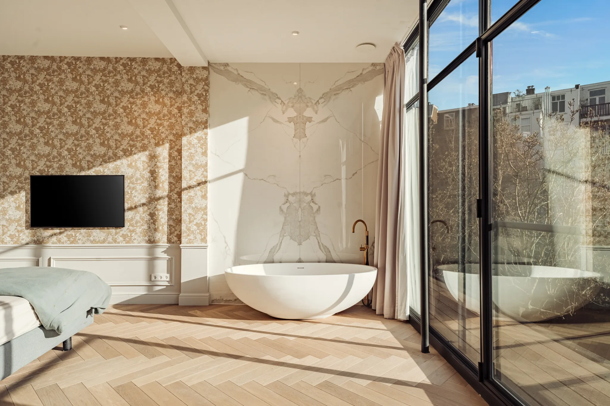 chambre avec fenêtre verrière et baignoire îlot design décoration contemporaine dressing en tête de lit