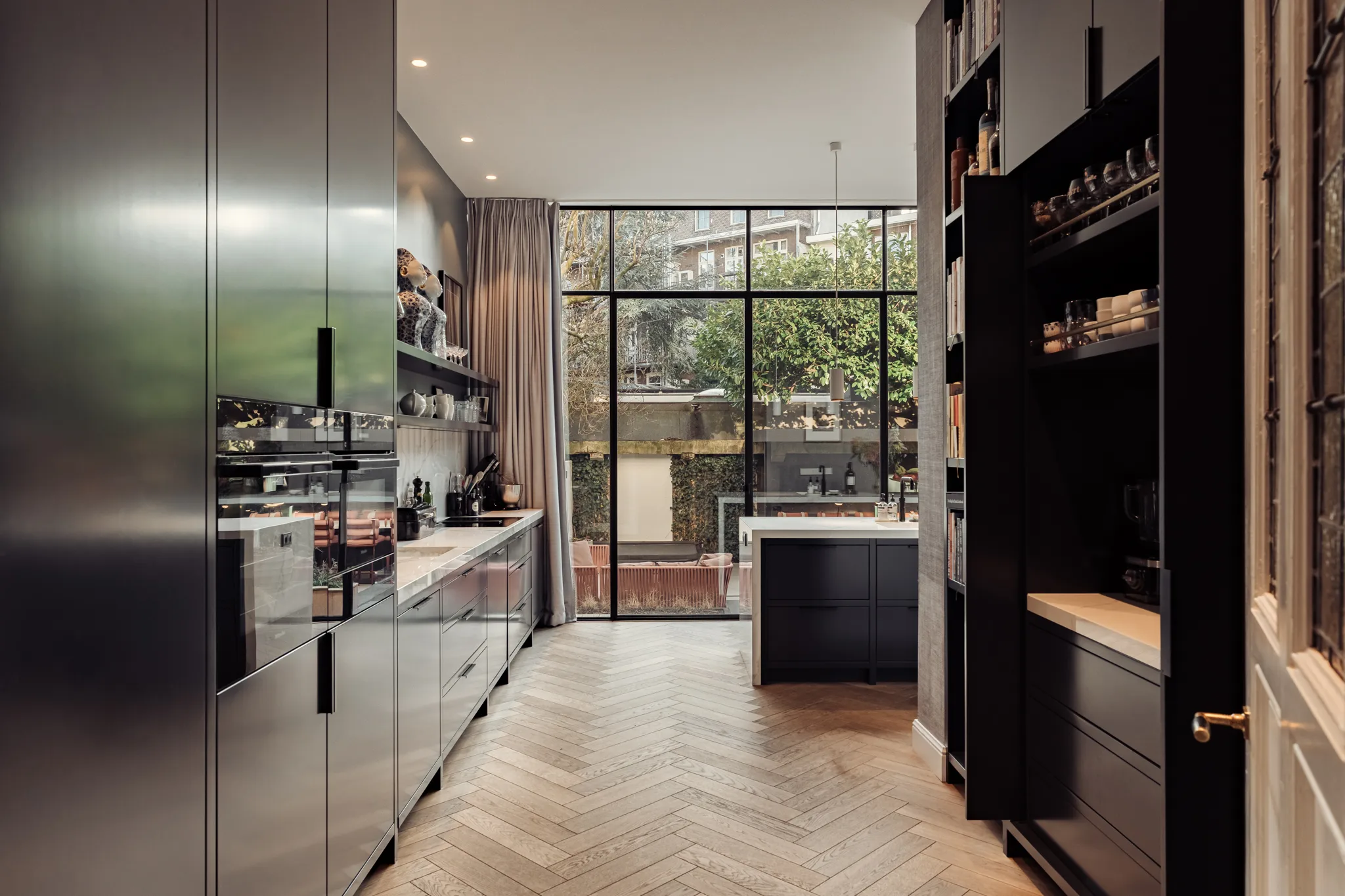 cuisine avec verrière sur jardin décoration contemporaine
