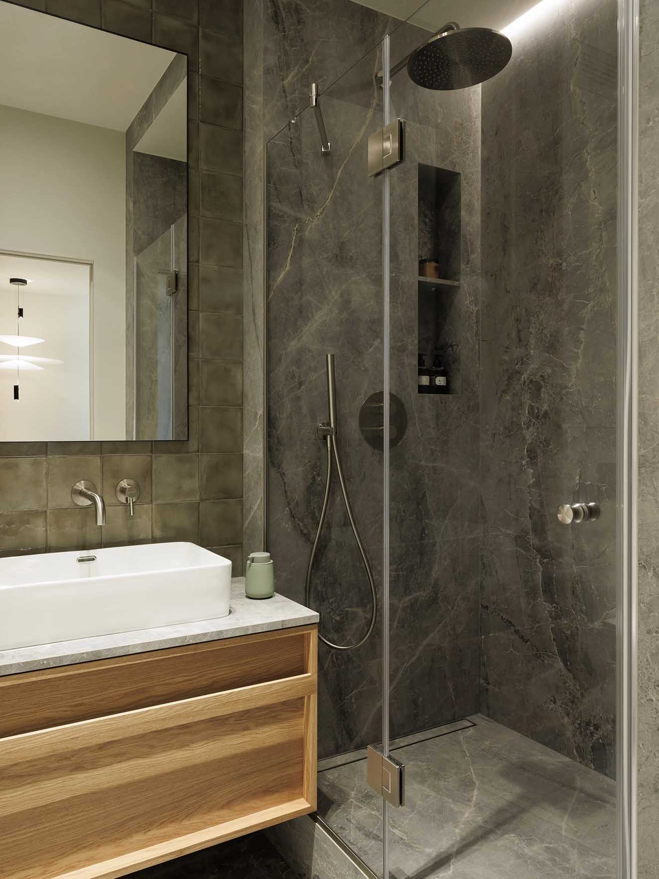 salle de bain moderne bois et grise