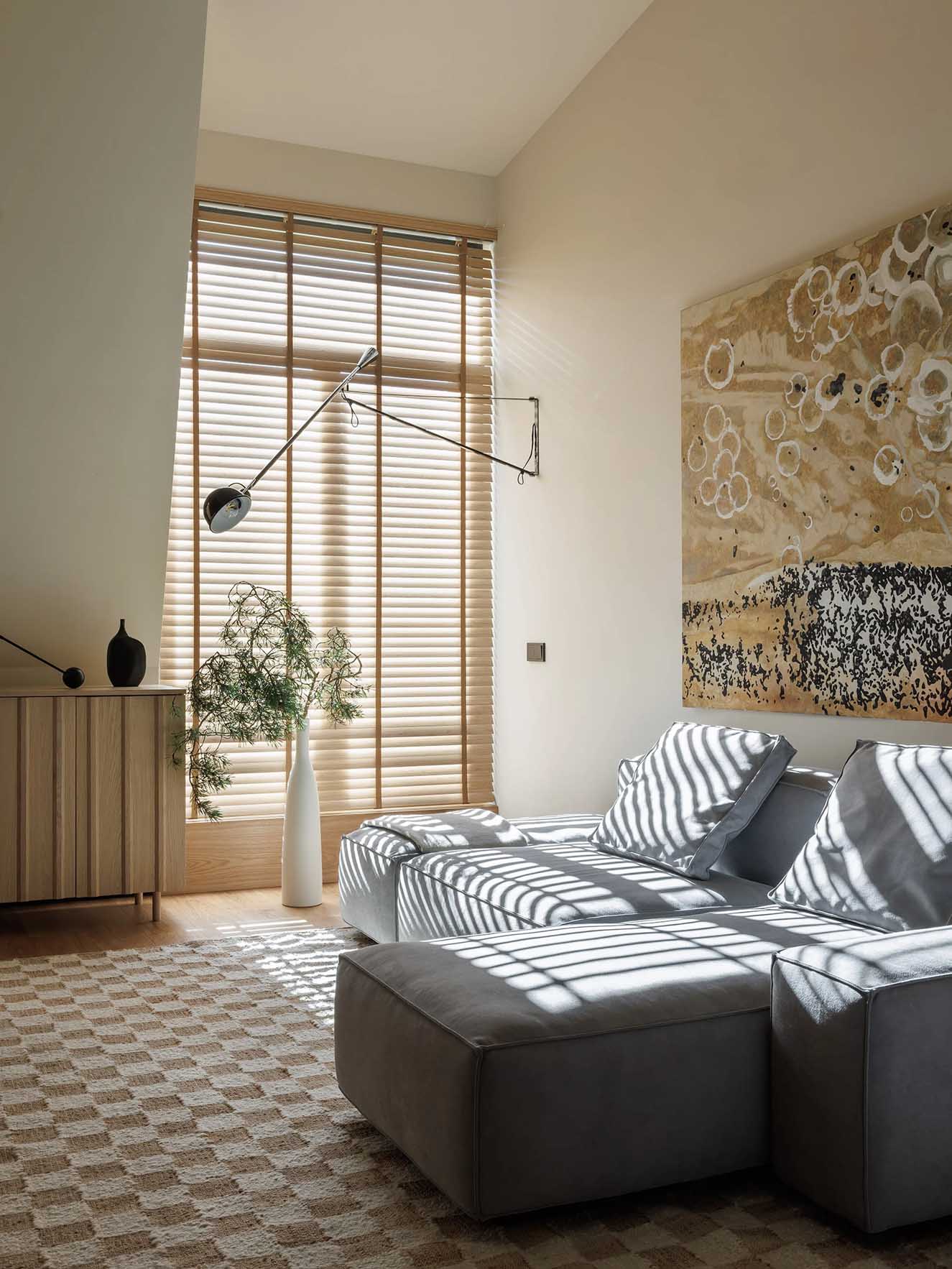 salon appartement deux-pièces 52m2 sous les toits décoration contemporaine