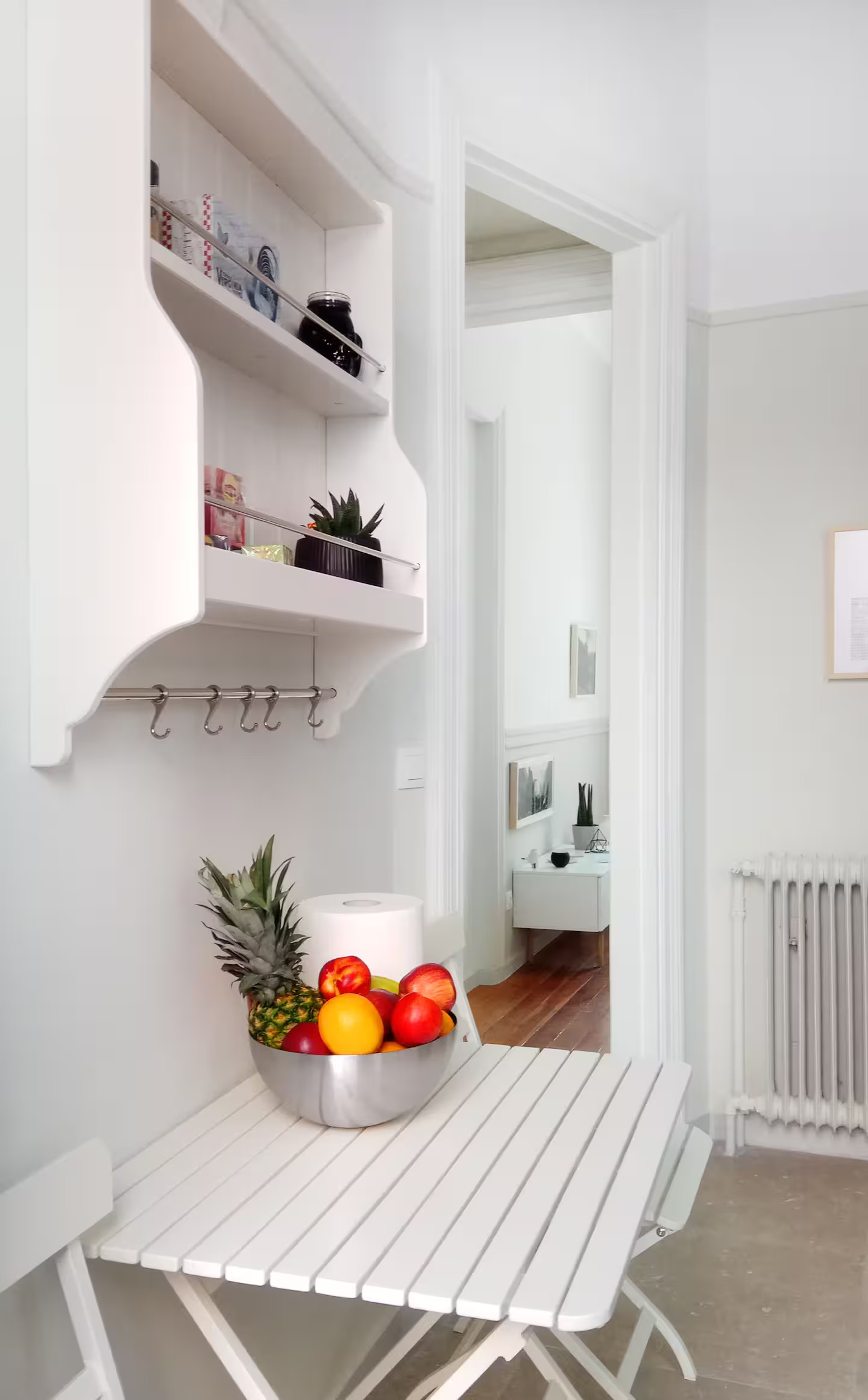 espace repas dans cuisine blanche maison Athènes vue Acropole espace repas dans cuisine blanche maison Athènes vue Acropole