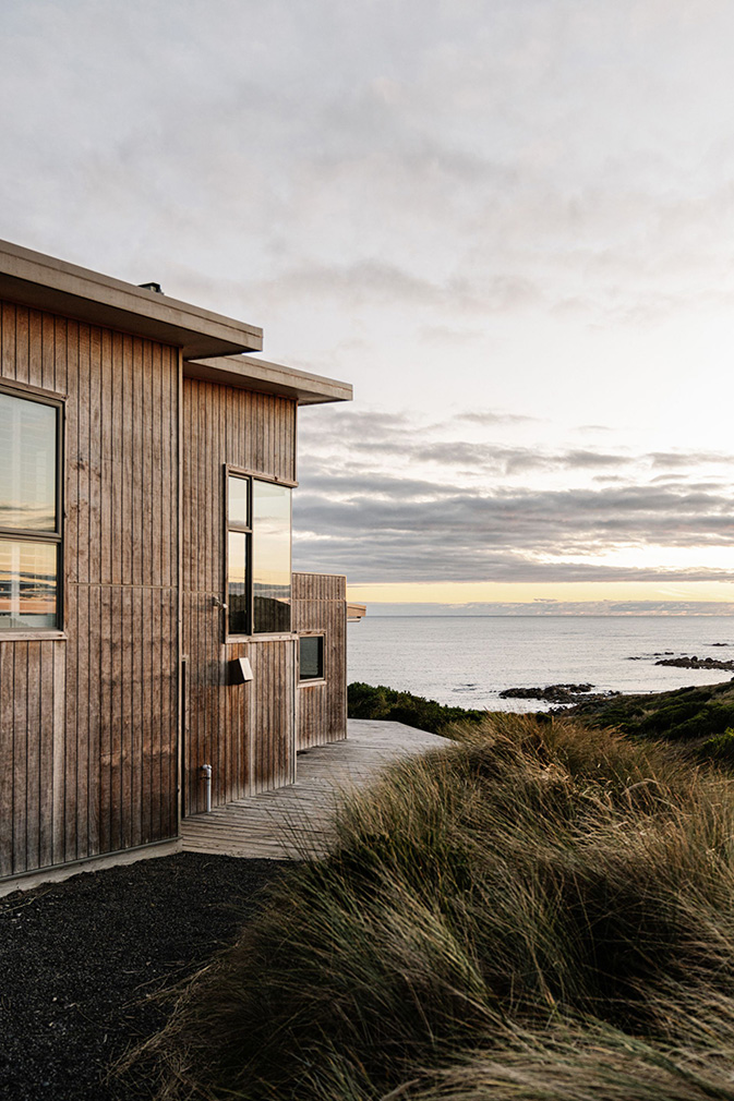 maison contemporaine en bois face à l maison contemporaine en bois face à l'océan Austral Shore House King Island Tasmanie