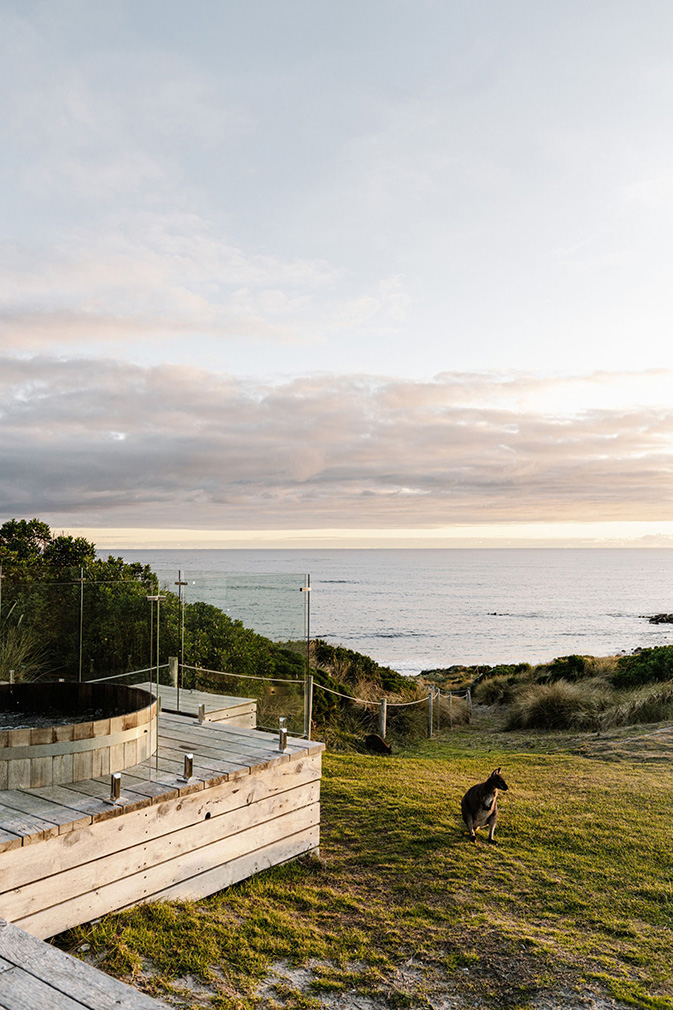 terrasse avec baignoire ronde bois maison contemporaine en bois face à l terrasse avec baignoire ronde bois maison contemporaine en bois face à l'océan Austral Shore House King Island Tasmanie