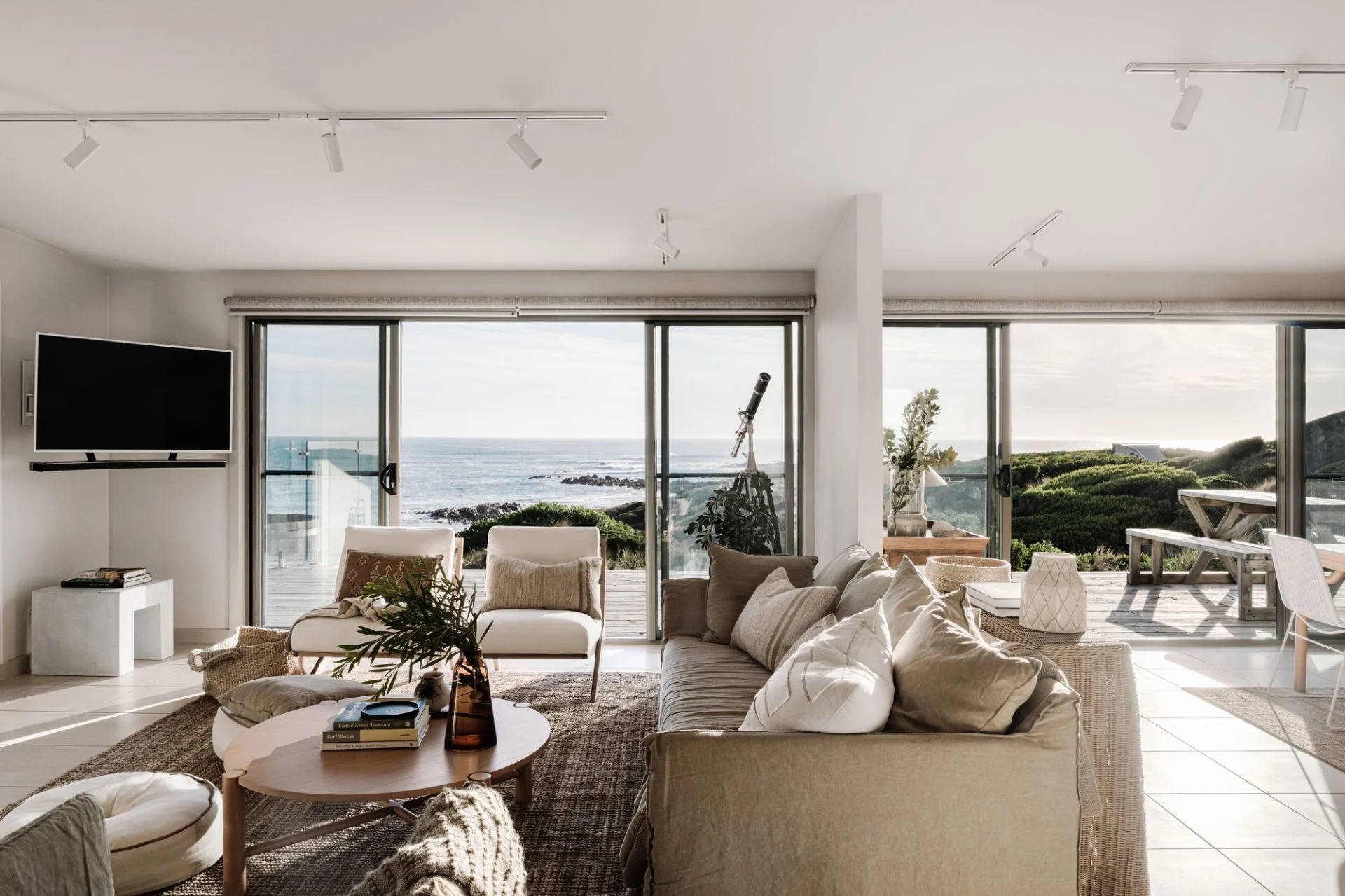 salon décoration naturelle maison contemporaine en bois face à l salon décoration naturelle maison contemporaine en bois face à l'océan Austral Shore House King Island Tasmanie