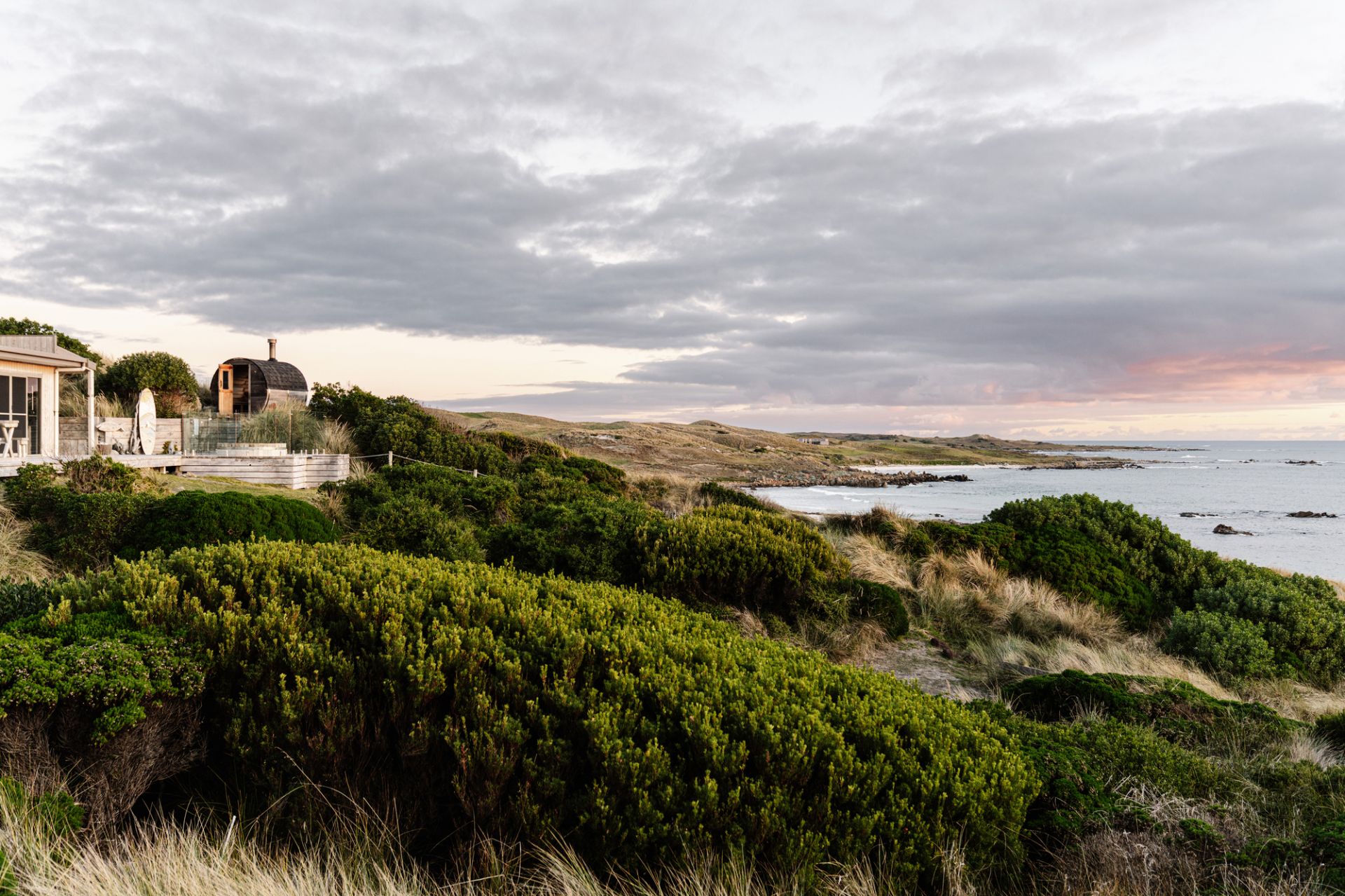 maison contemporaine en bois face à l maison contemporaine en bois face à l'océan Austral Shore House King Island Tasmanie