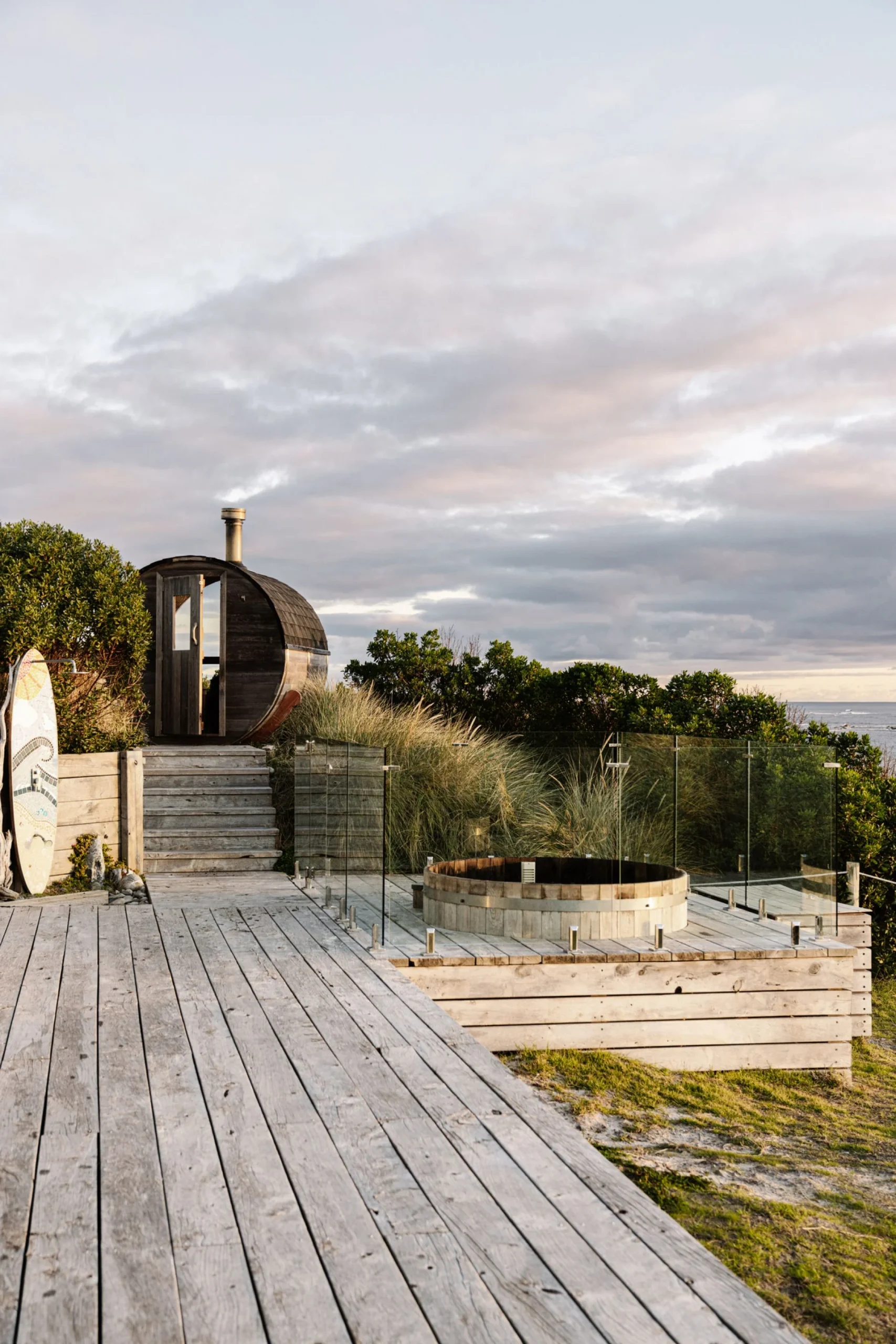 terrasse avec sauna indépendant et bain bois rond maison contemporaine en bois face à l terrasse avec sauna indépendant et bain bois rond maison contemporaine en bois face à l'océan Austral Shore House King Island Tasmanie