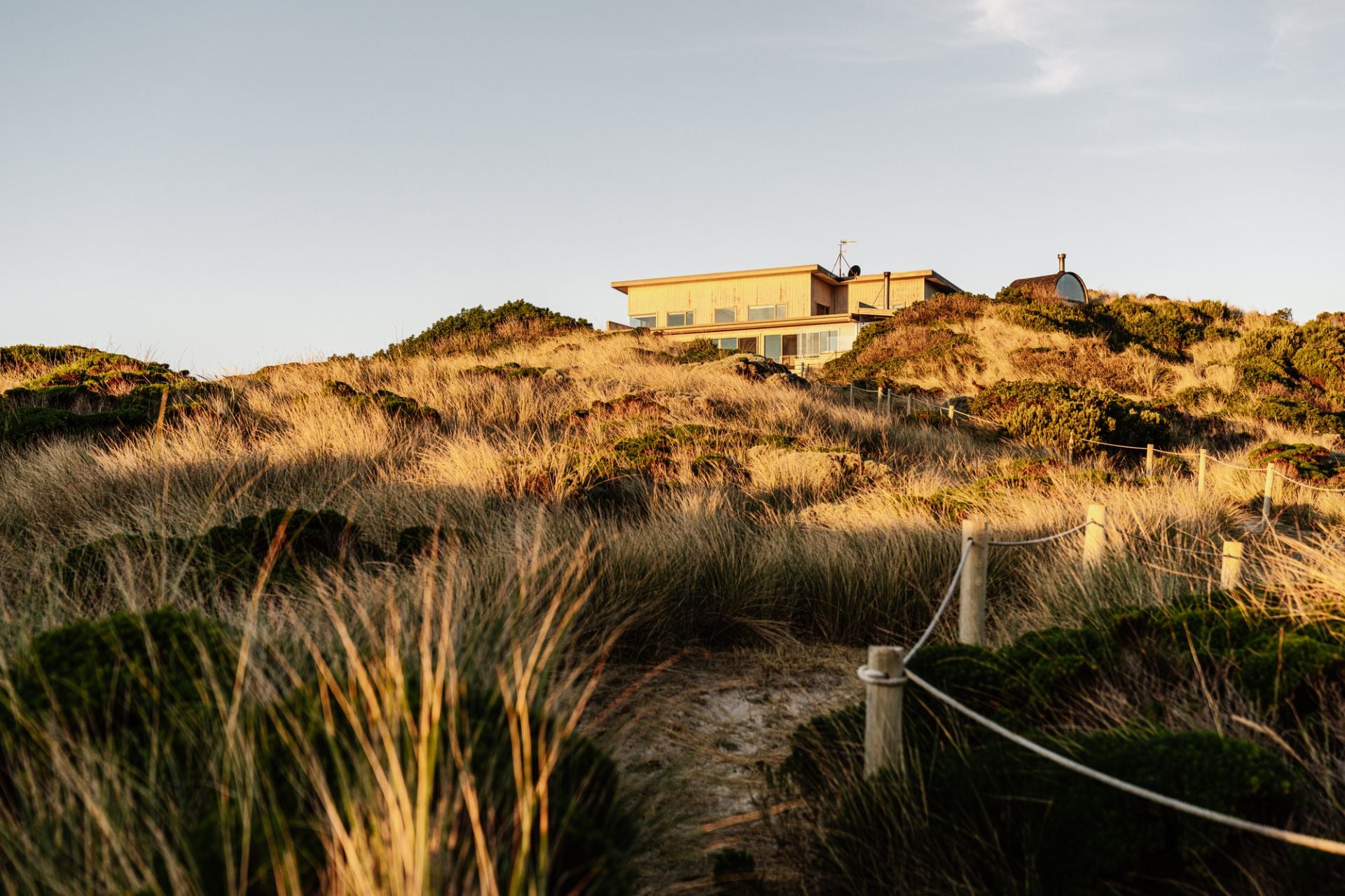 maison contemporaine en bois face à l maison contemporaine en bois face à l'océan Austral Shore House King Island Tasmanie