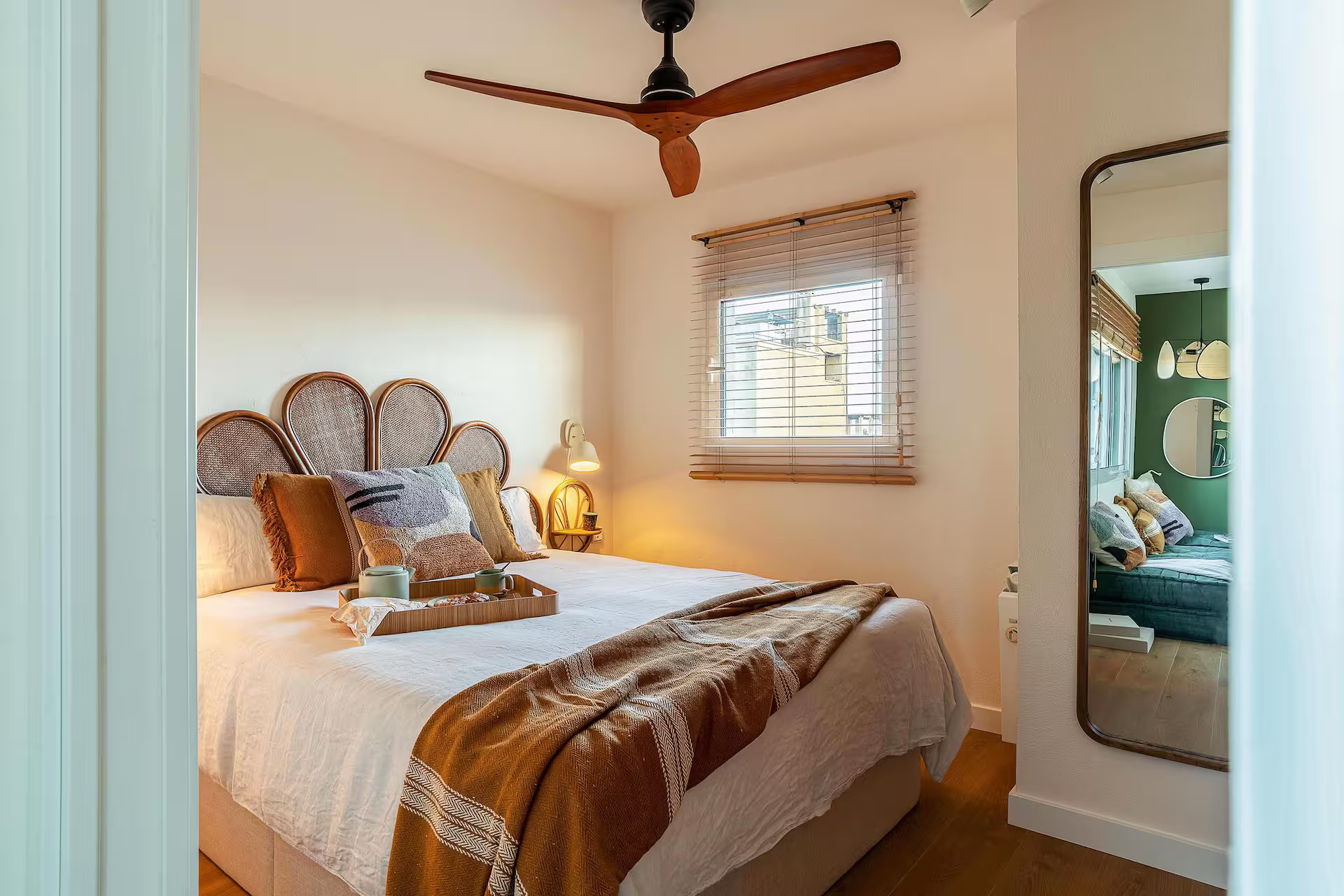 chambre tête de lit rotin appartement Barcelone avec terrasse en plein ciel chambre tête de lit rotin appartement Barcelone avec terrasse en plein ciel