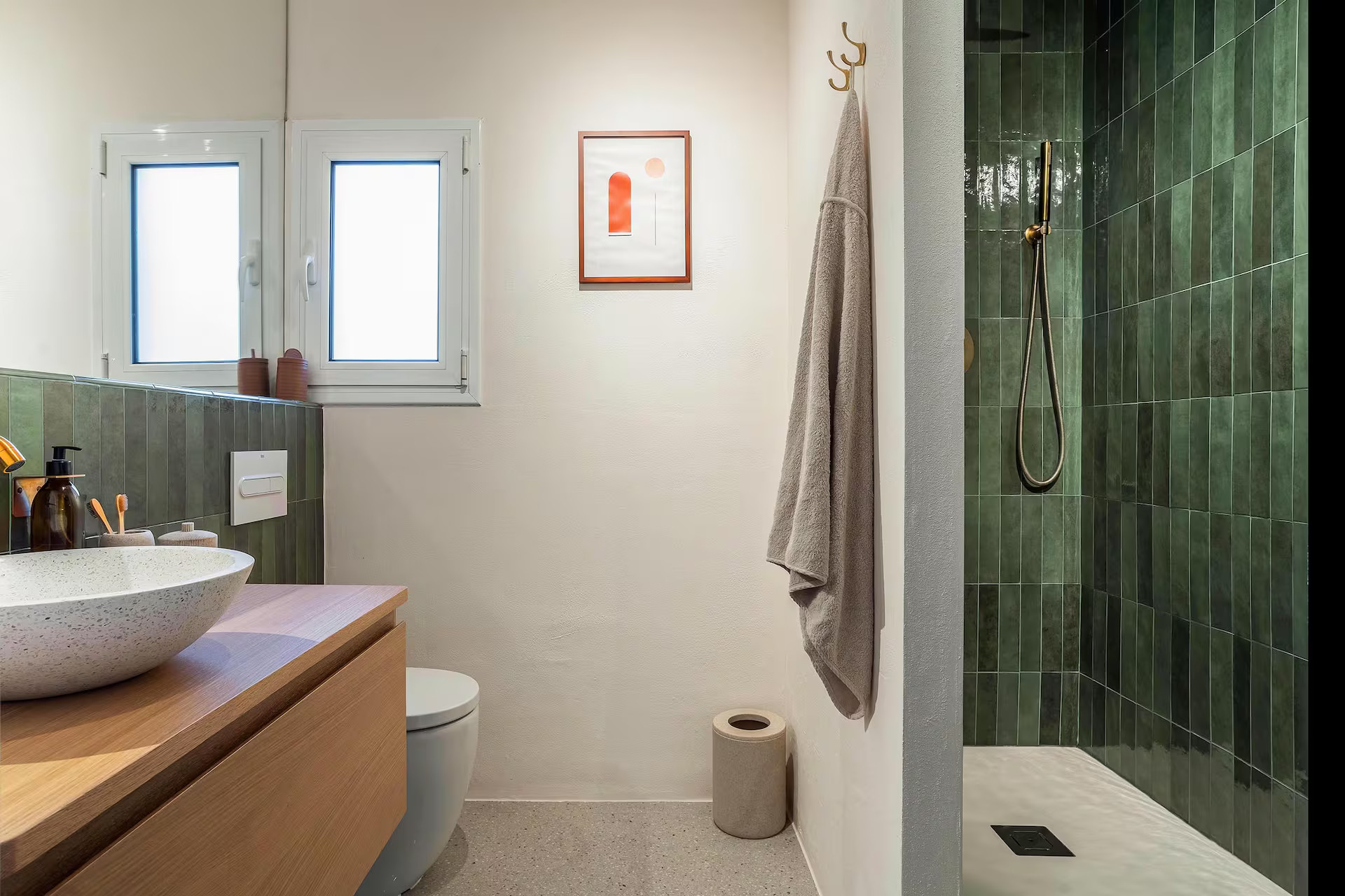 salle de bain bois et carrelage vert appartement Barcelone avec terrasse en plein ciel salle de bain bois et carrelage vert appartement Barcelone avec terrasse en plein ciel