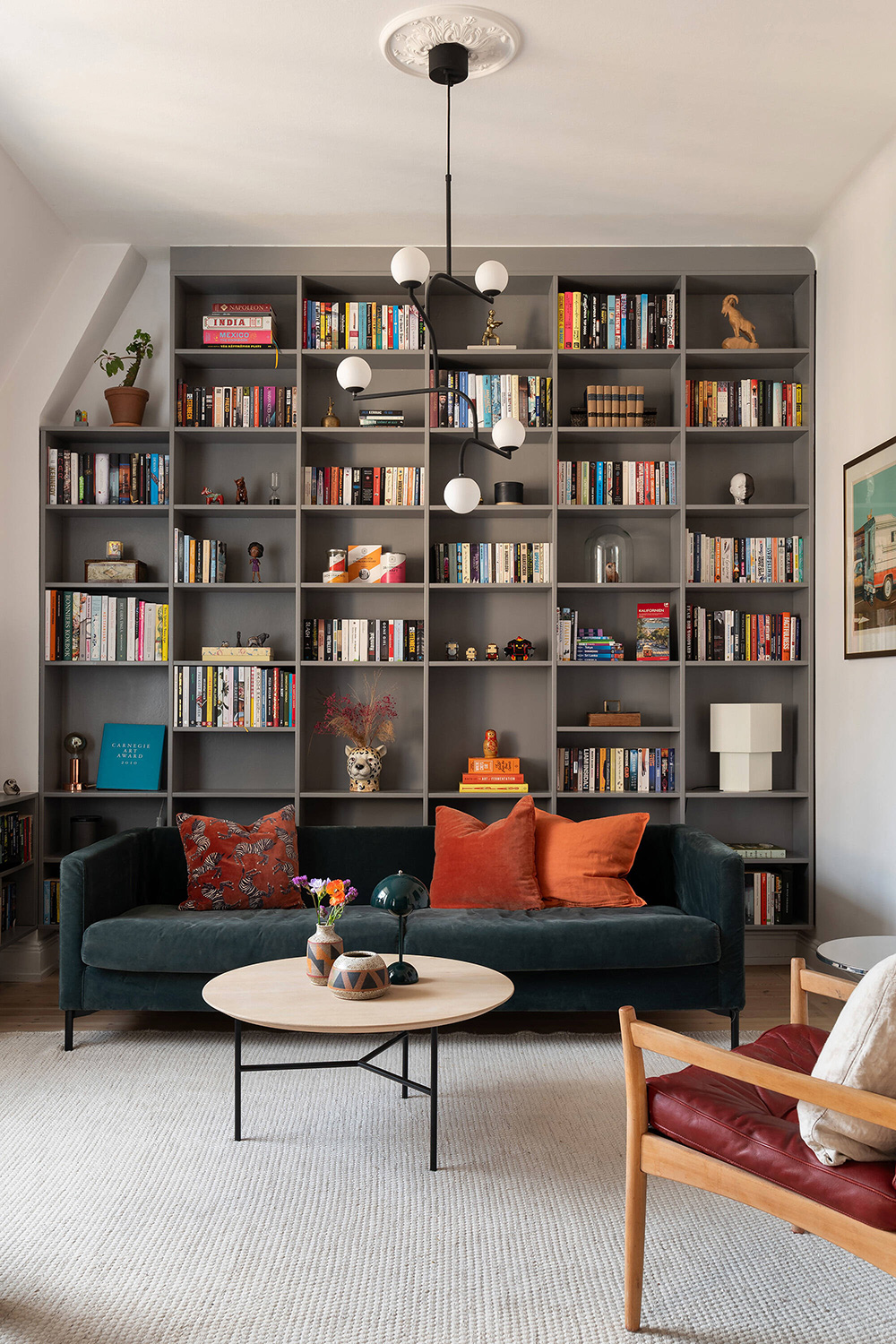 salon avec bibliothèque toute hauteur décoration scandinave
