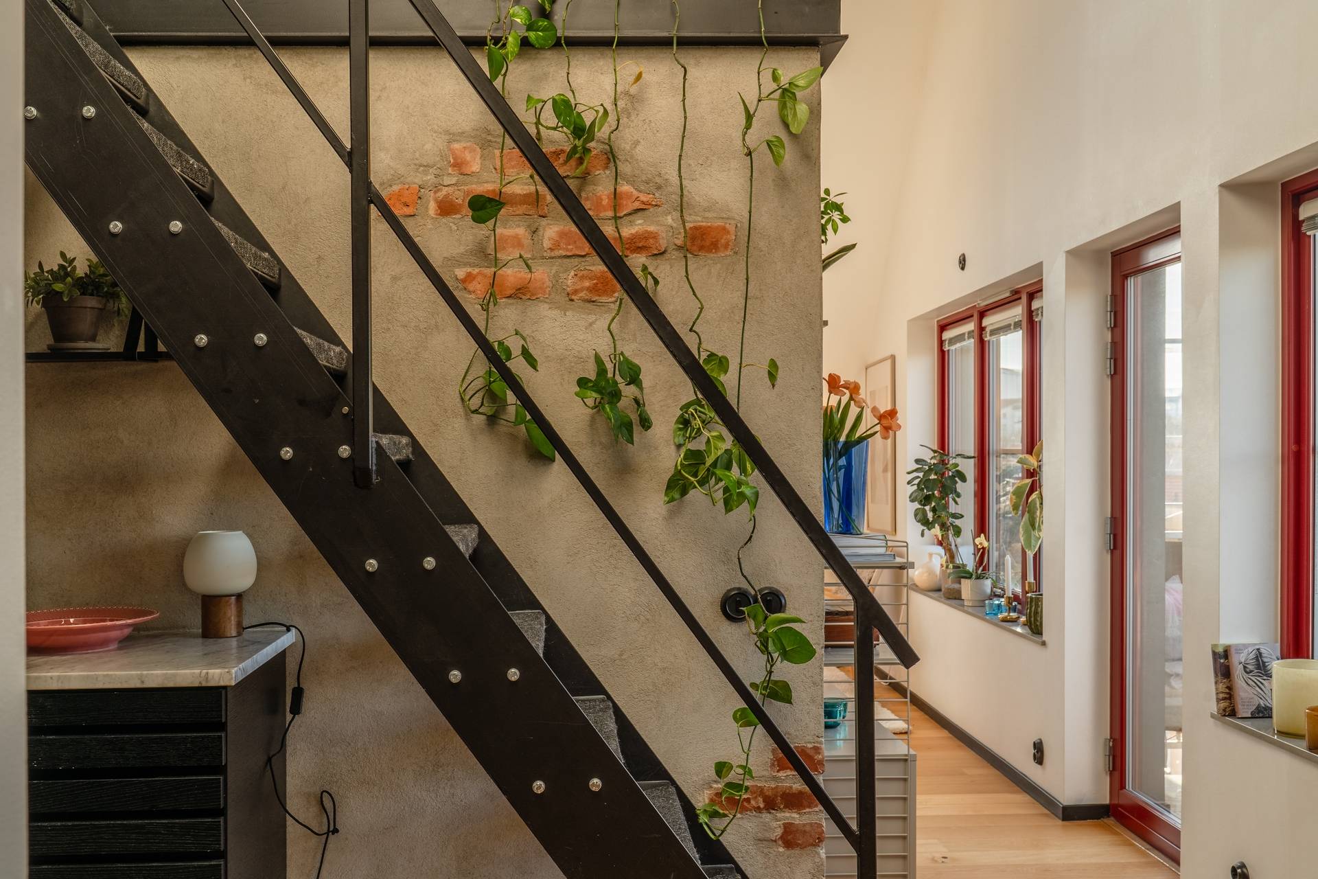 cuisine noire design avec escalier acier noir dans appartement en duplex décoration scandinave cuisine noire design avec escalier acier noir dans appartement en duplex décoration scandinave