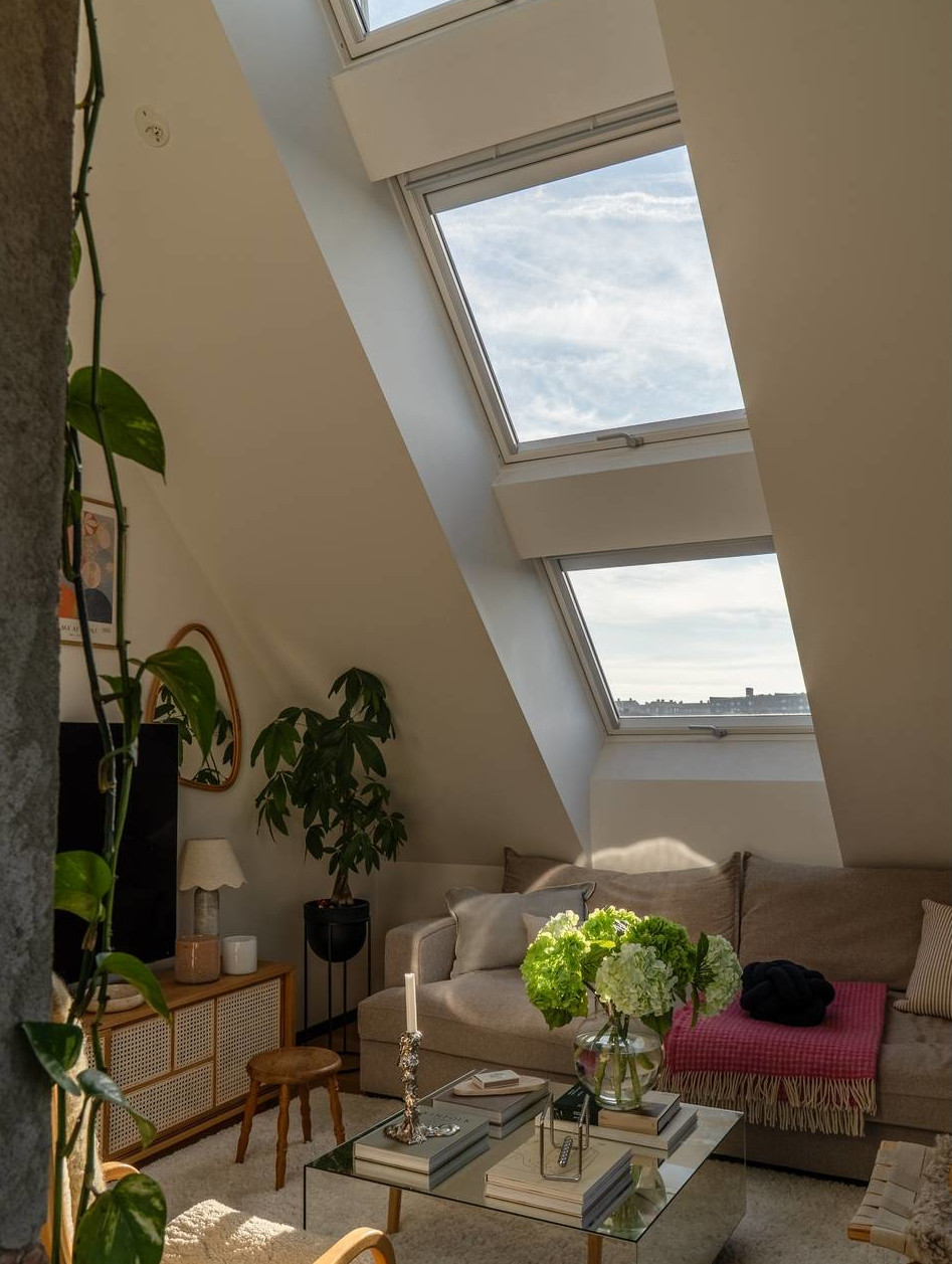 salon double hauteur mansardé avec fenêtres de toit velux décoration scandinave salon double hauteur mansardé avec fenêtres de toit velux décoration scandinave