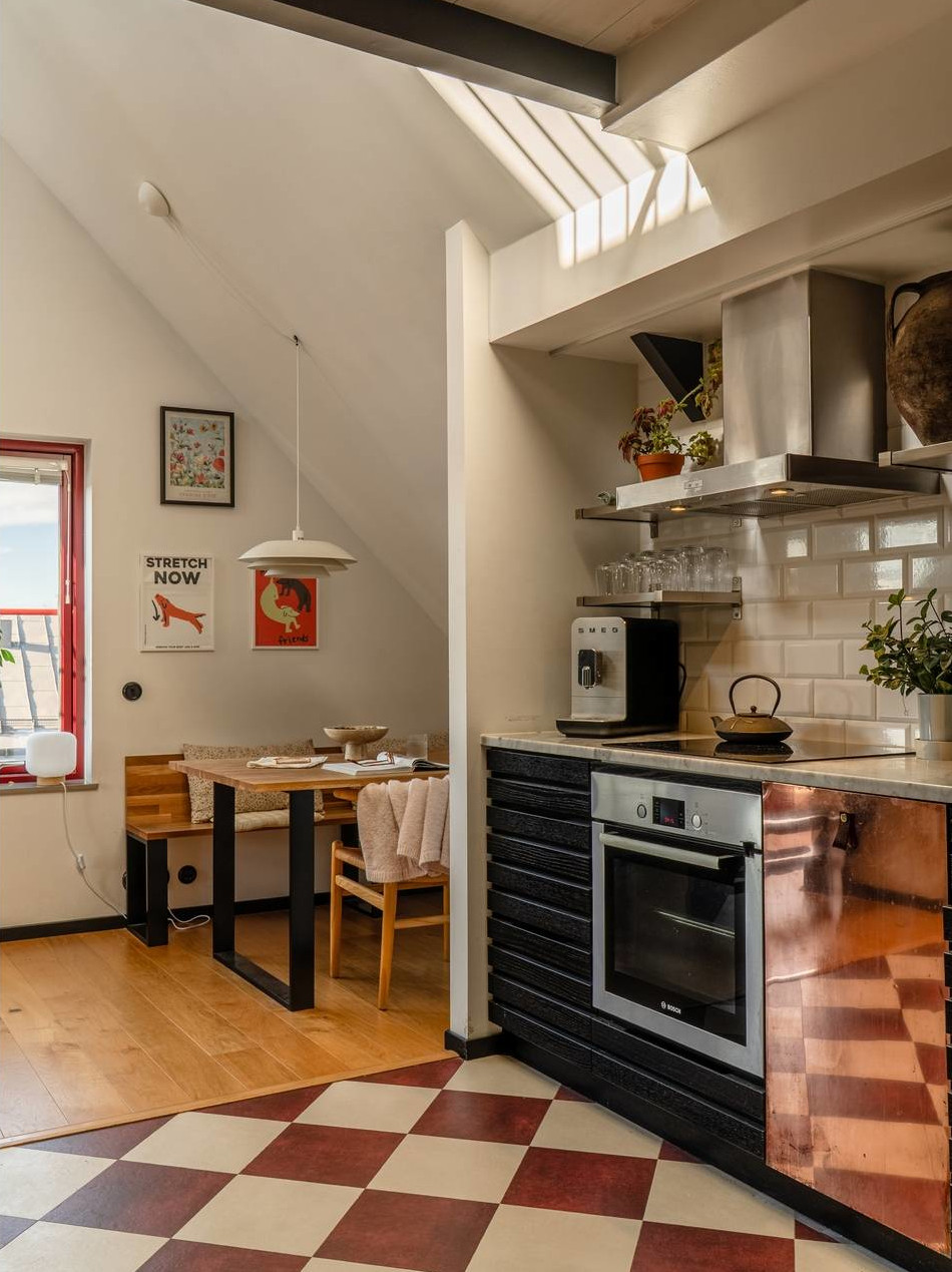 cuisine noire design avec sol à damier rouge et blanc dans appartement en duplex décoration scandinave cuisine noire design avec sol à damier rouge et blanc dans appartement en duplex décoration scandinave