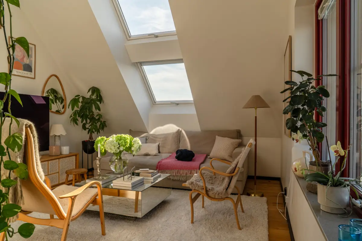 salon double hauteur mansardé avec fenêtres de toit velux décoration scandinave salon double hauteur mansardé avec fenêtres de toit velux décoration scandinave