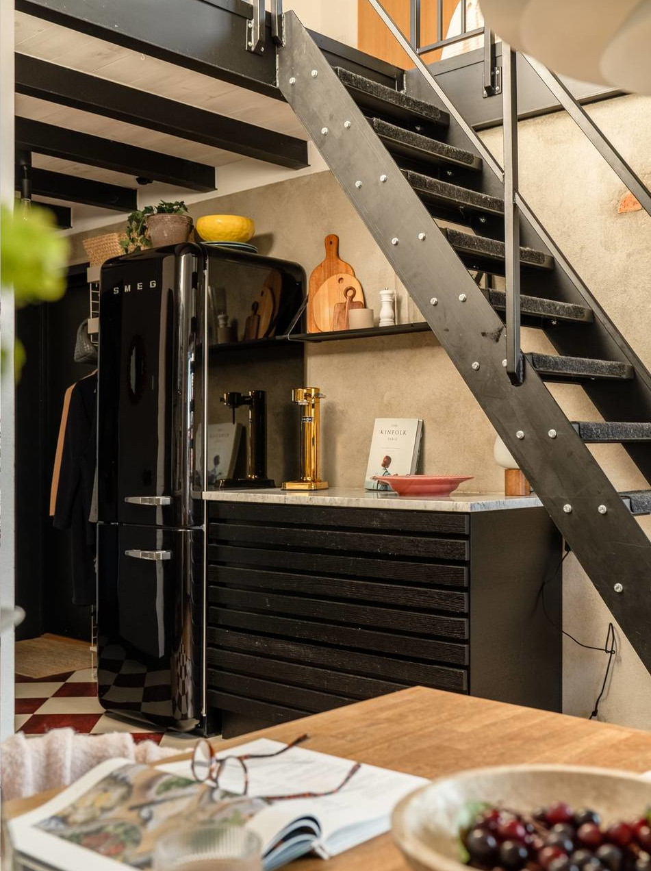 cuisine noire design avec sol à damier rouge et blanc et escalier acier noir dans appartement en duplex décoration scandinave cuisine noire design avec sol à damier rouge et blanc et escalier acier noir dans appartement en duplex décoration scandinave