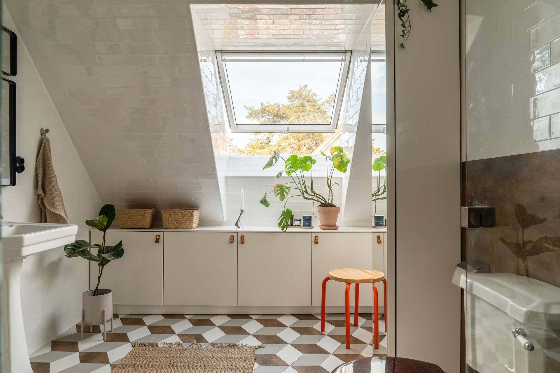salle de bain rétro carrelage 3D géométrique appartement en duplex décoration scandinave salle de bain rétro carrelage 3D géométrique appartement en duplex décoration scandinave