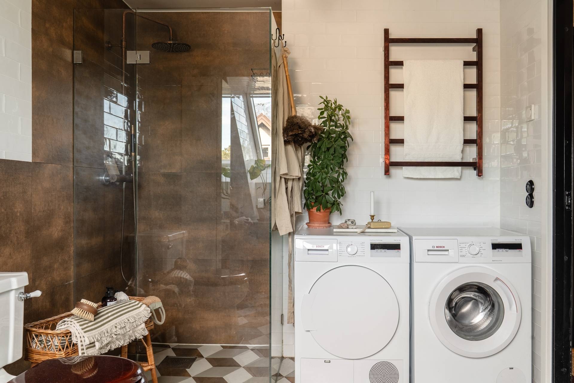 salle de bain rétro carrelage 3D géométrique avec buanderie appartement en duplex décoration scandinave salle de bain rétro carrelage 3D géométrique avec buanderie appartement en duplex décoration scandinave