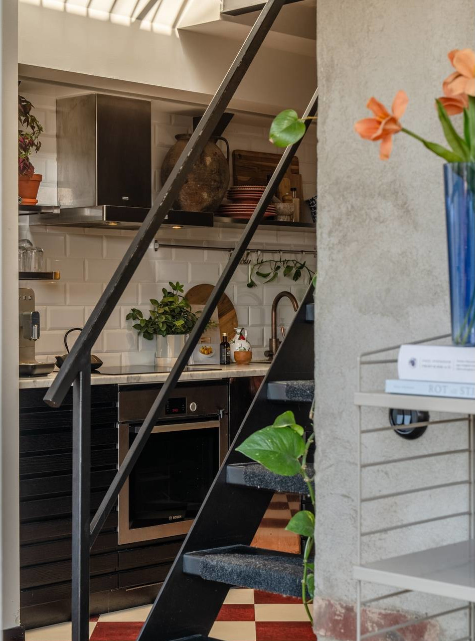 cuisine avec escalier acier noir dans appartement en duplex décoration scandinave cuisine avec escalier acier noir dans appartement en duplex décoration scandinave