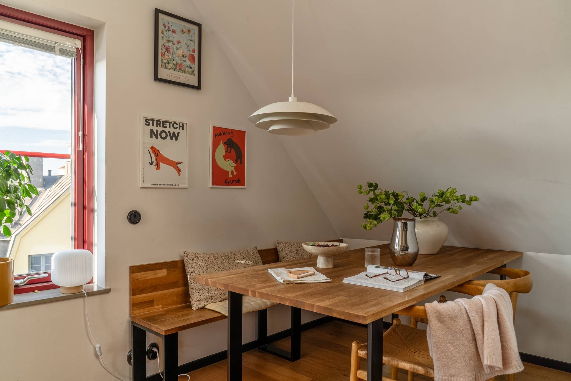 espace repas mansardé dans appartement en duplex décoration scandinave espace repas mansardé dans appartement en duplex décoration scandinave