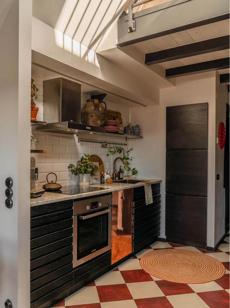 cuisine noire design avec sol à damier rouge et blanc dans appartement en duplex décoration scandinave cuisine noire design avec sol à damier rouge et blanc dans appartement en duplex décoration scandinave
