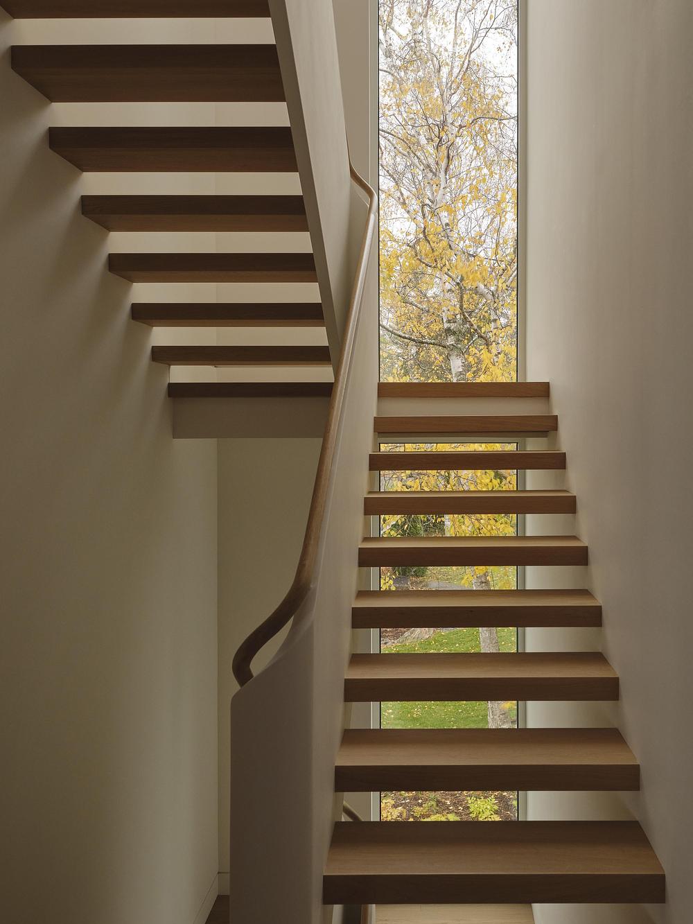 escalier maison contemporaine face au lac Huron