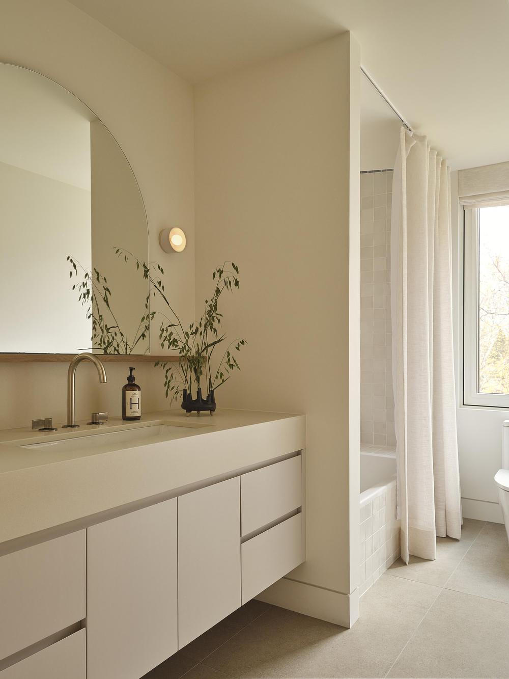 salle de bain décoration naturelle beige maison contemporaine face au lac Huron