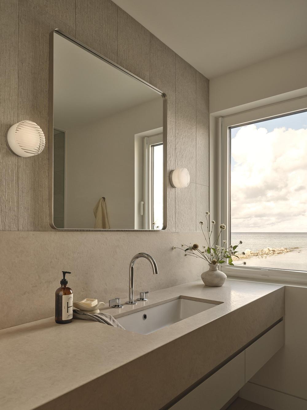 salle de bain décoration naturelle beige maison contemporaine face au lac Huron