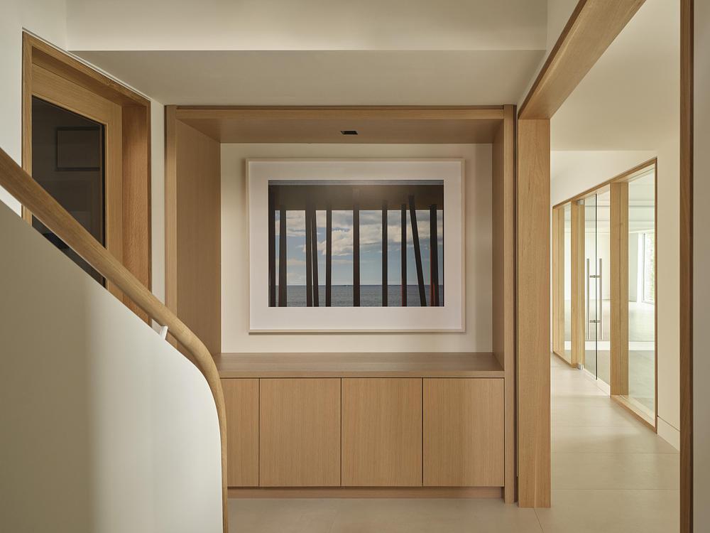entrée avec escalier maison contemporaine face au lac Huron