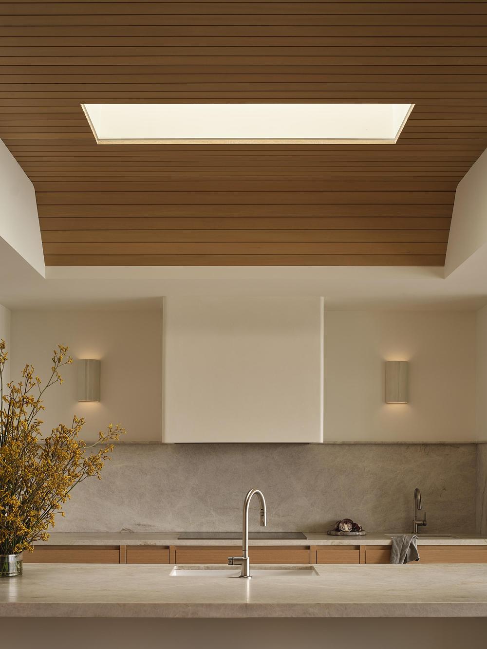cuisine avec skylight maison contemporaine face au lac Huron