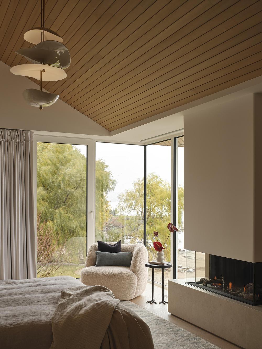chambre avec cheminée décoration naturelle beige maison contemporaine face au lac Huron