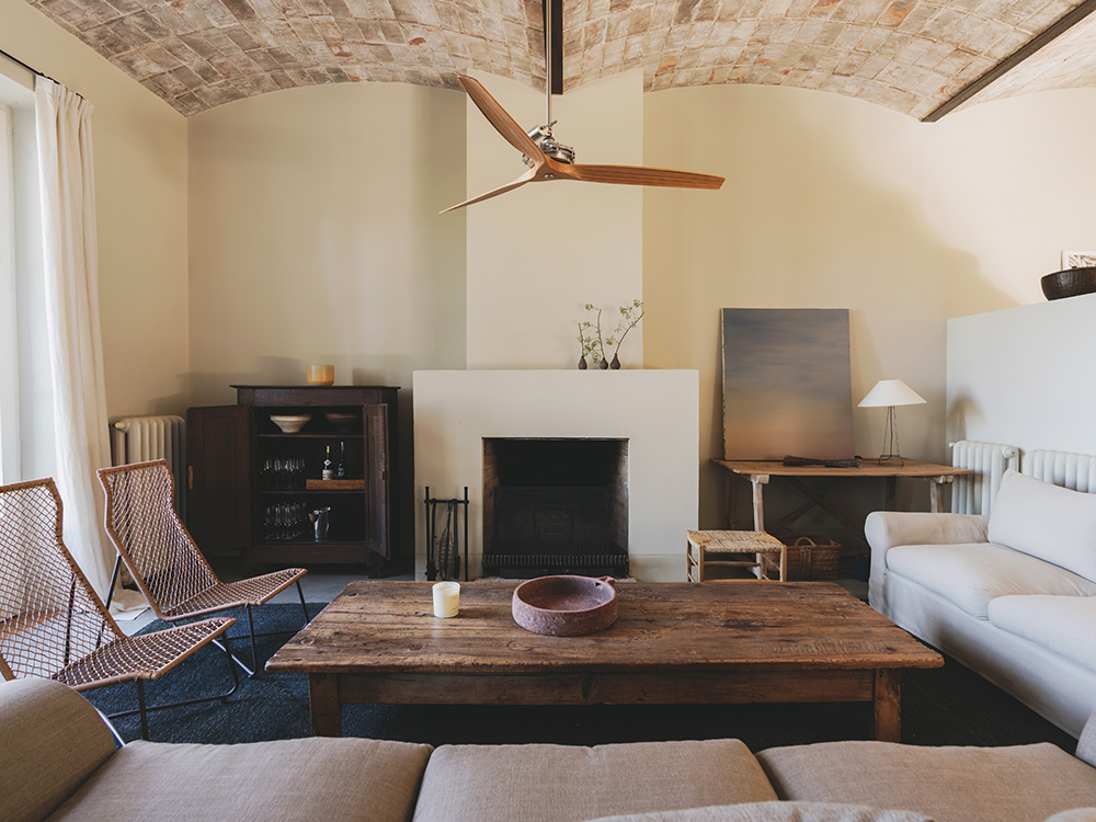 salon avec cheminée décoration rustique chic maison méditerranéenne et écologique en Espagne