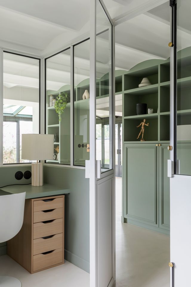bureau avec verrière maison en meulière avec véranda près de Paris décoration contemporaine classique photo : ©Paulie Legoff