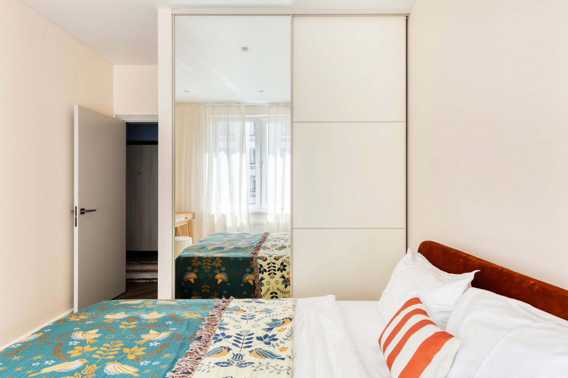 chambre décoration colorée vintage et bohème deux-pièces 35m2
