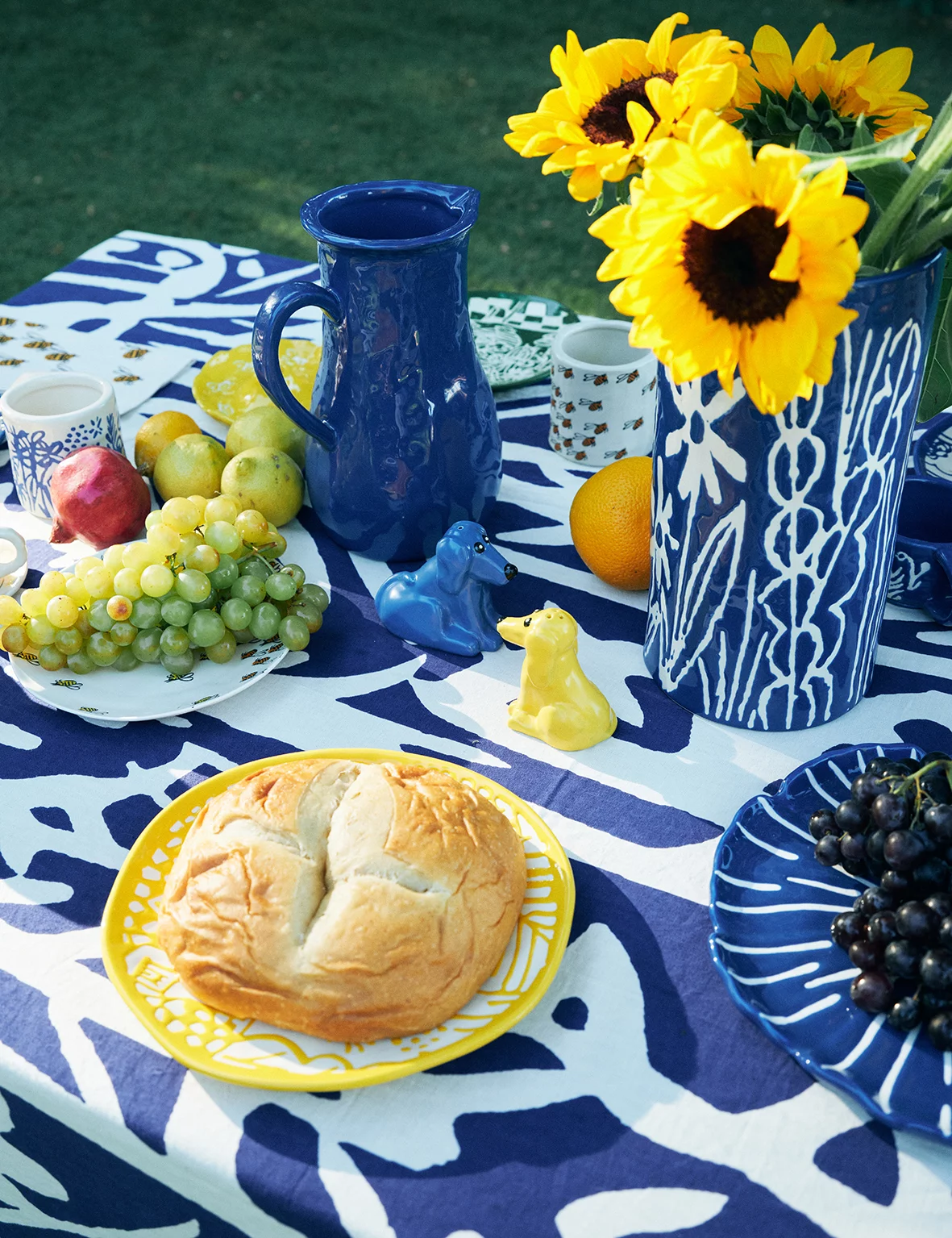 nappe bleue et vaisselle jaune collaboration Monoprix x B.D. Graft