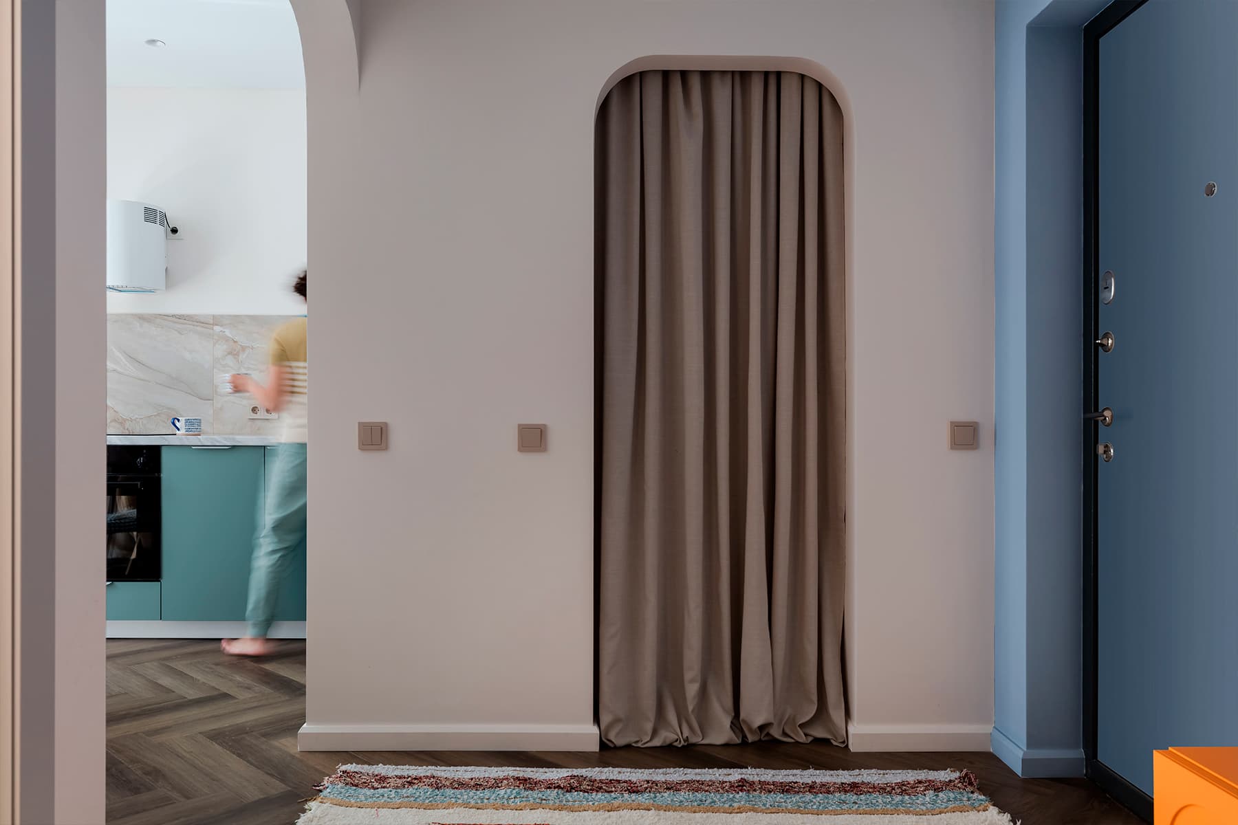 entrée murs bleus et cuisine deux-pièces 35m2 décoration contemporaine