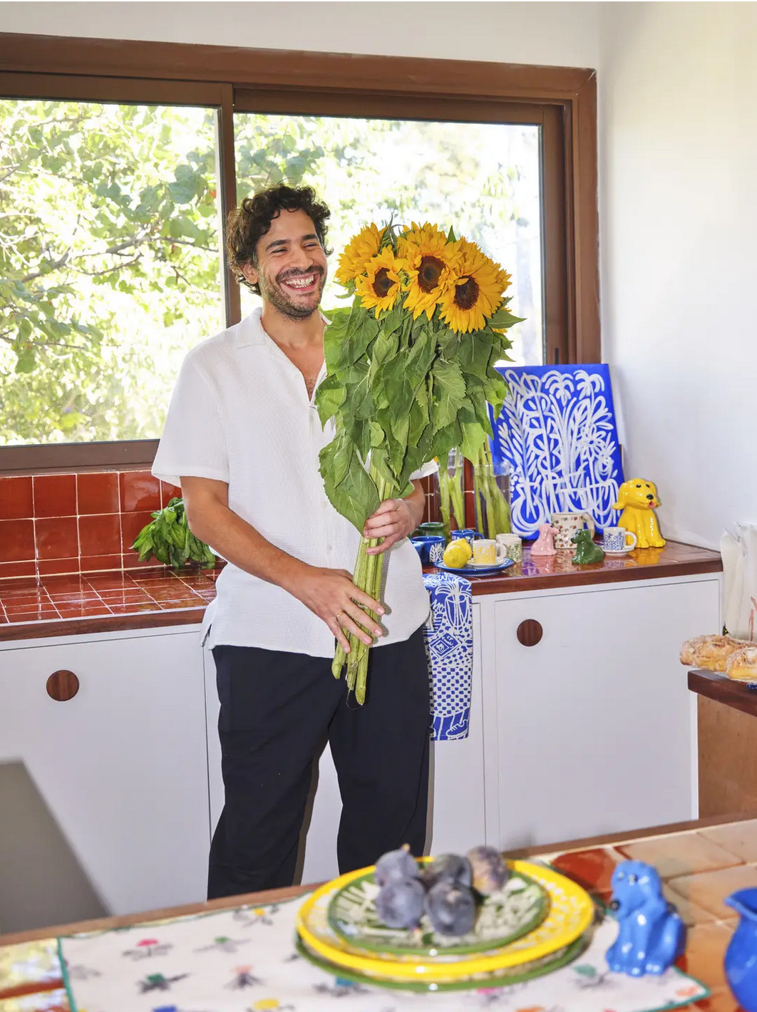 cuisine avec homme bouquet de tournesol collaboration Monoprix x B.D. Graft
