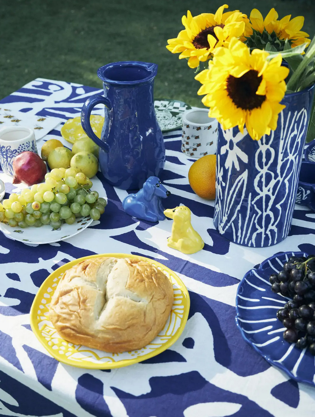 table colorée nappe bleue vaisselle jaune collaboration Monoprix x B.D. Graft