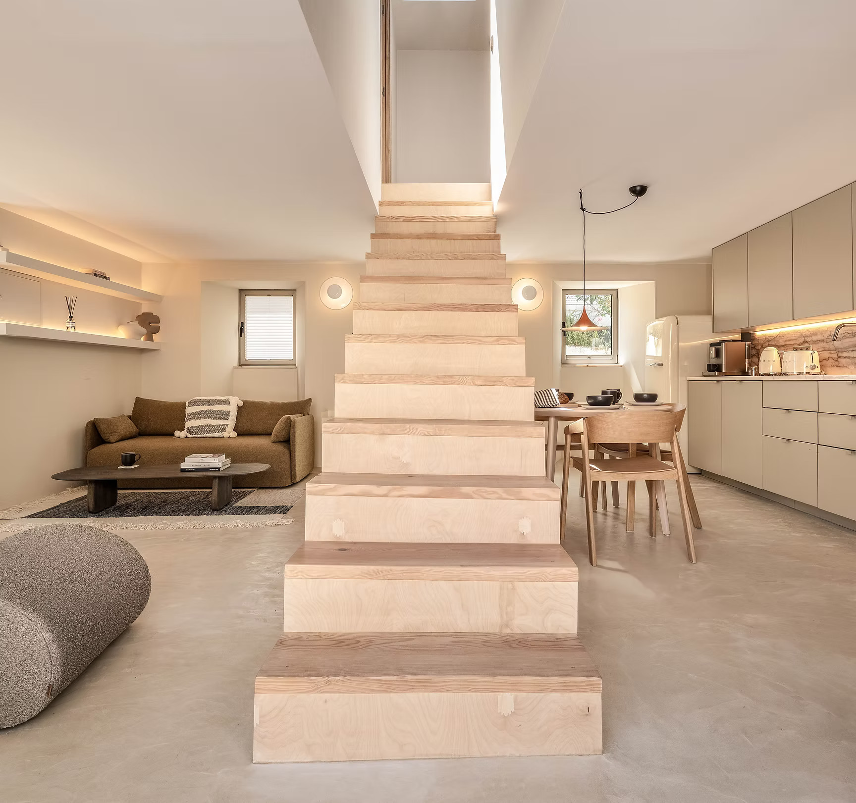 salon et cuisine design séparée par escalier petite maison avec piscine Portugal salon et cuisine design séparée par escalier petite maison avec piscine Portugal