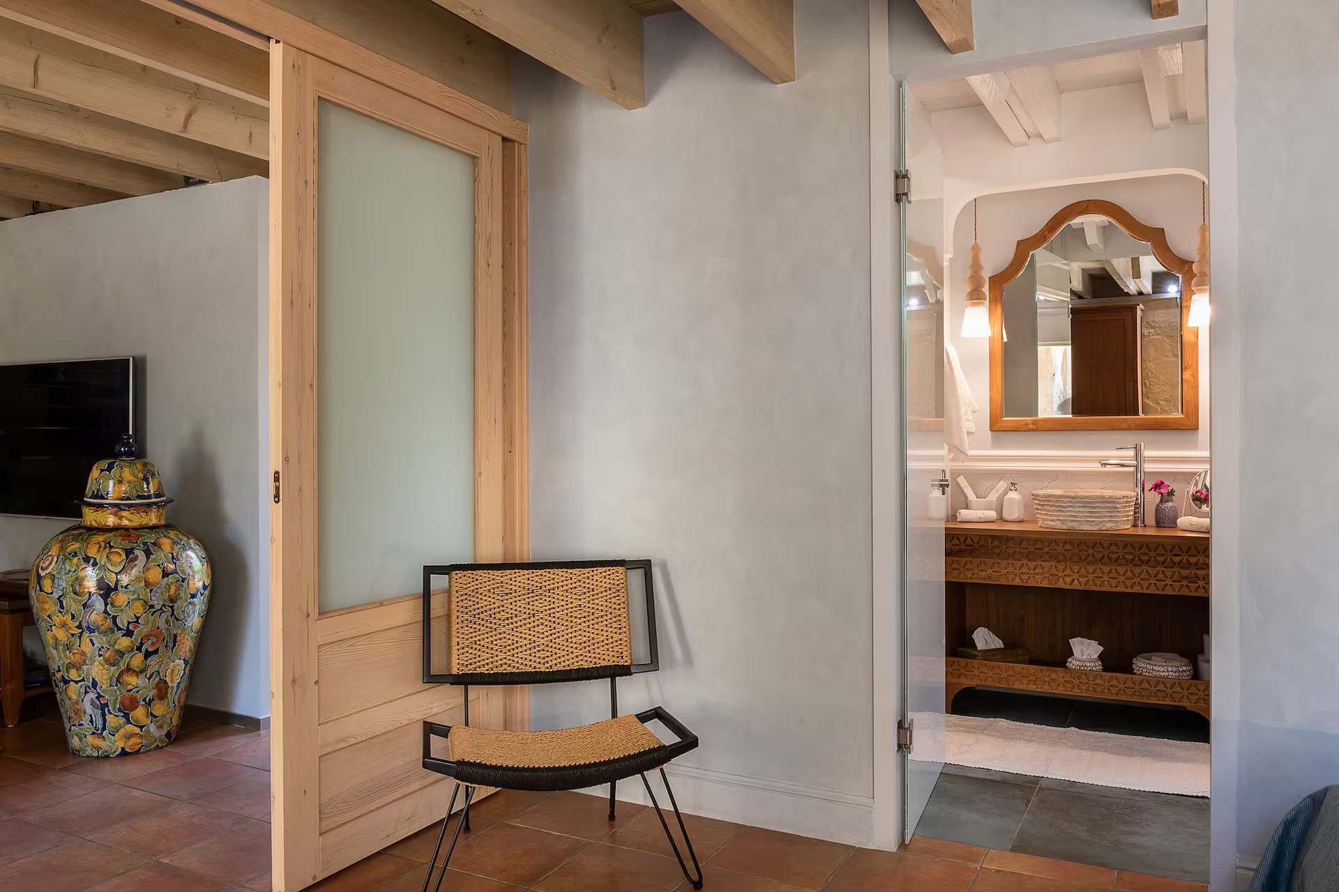 chambre avec salle de bain décoration rustique chic grande maison en pierres en Crète Villa Dimi chambre avec salle de bain décoration rustique chic grande maison en pierres en Crète Villa Dimi