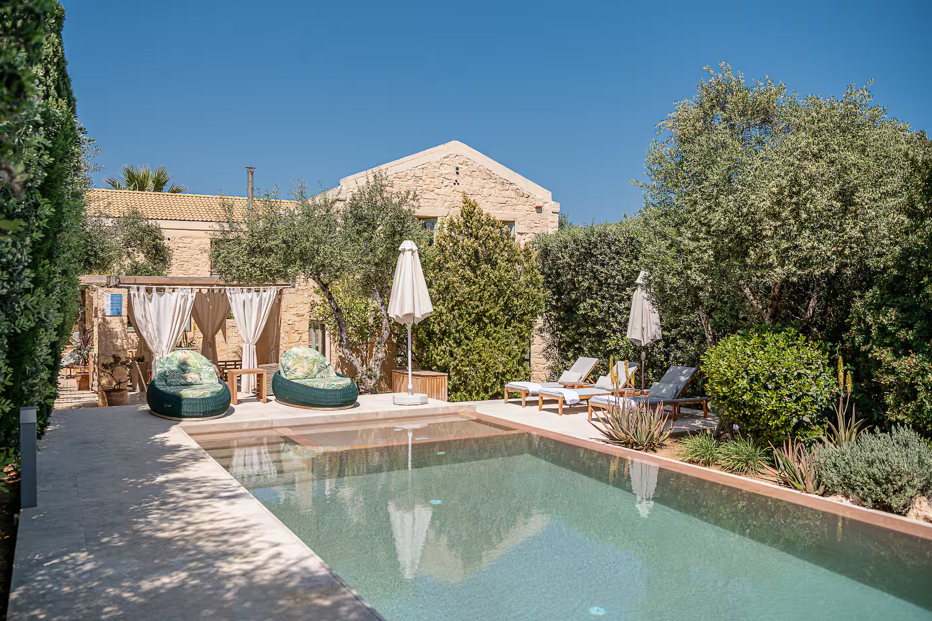 jardin avec piscine grande maison en pierres en Crète Villa Dimi jardin avec piscine grande maison en pierres en Crète Villa Dimi