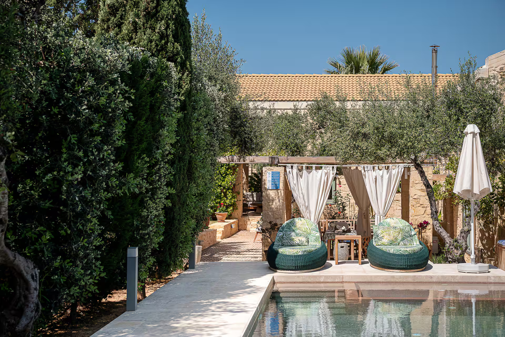jardin avec piscine grande maison en pierres en Crète Villa Dimi jardin avec piscine grande maison en pierres en Crète Villa Dimi