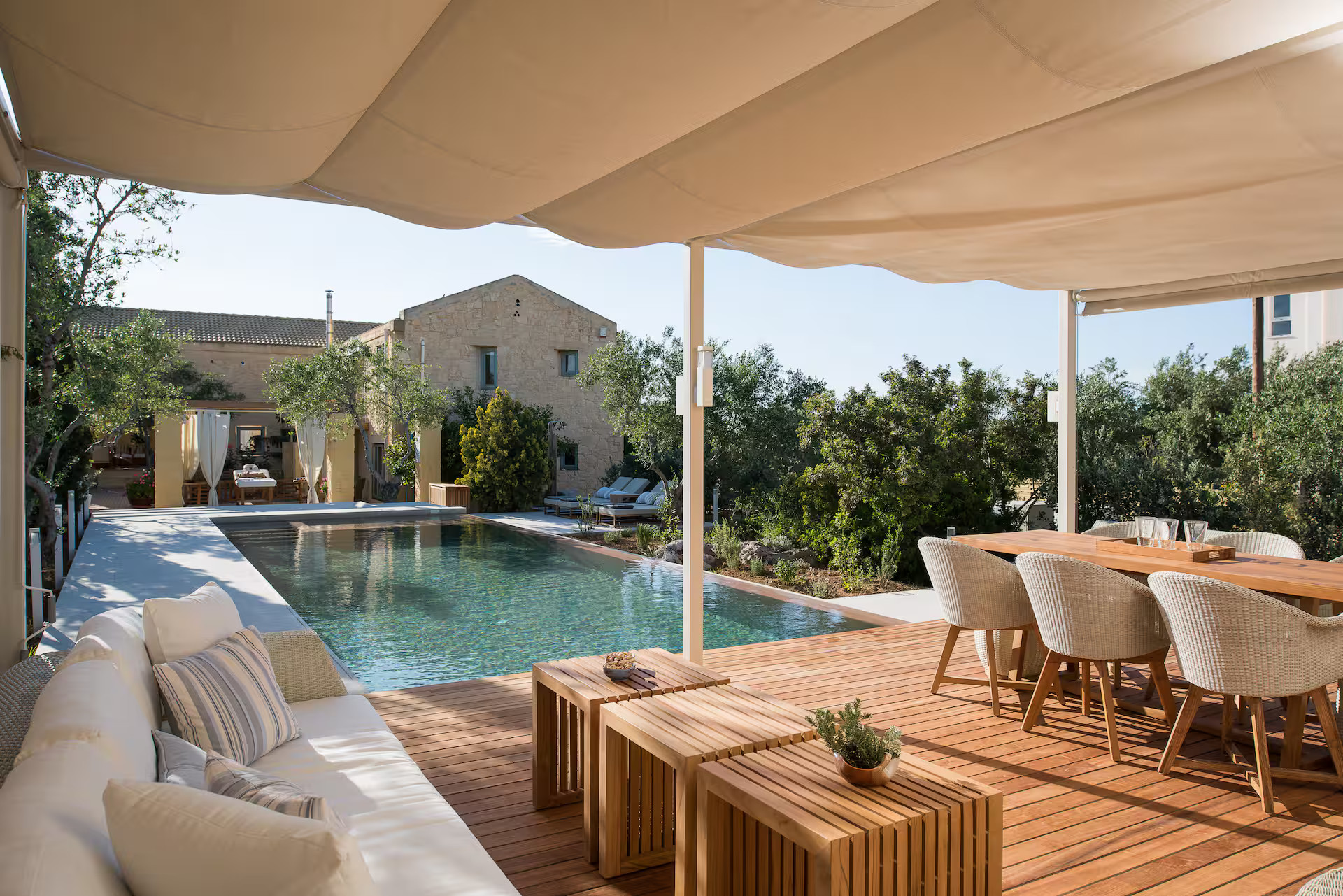 salle à manger avec pergola dans jardin avec piscine grande maison en pierres en Crète Villa Dimi salle à manger avec pergola dans jardin avec piscine grande maison en pierres en Crète Villa Dimi