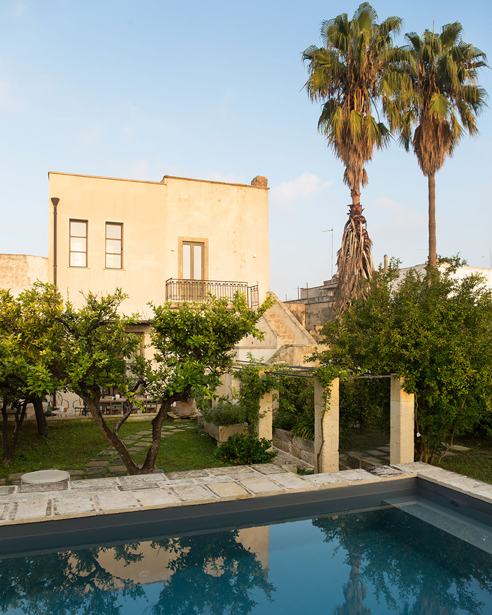 jardin avec piscine maison de ville ancienne dans les Pouilles jardin avec piscine maison de ville ancienne dans les Pouilles