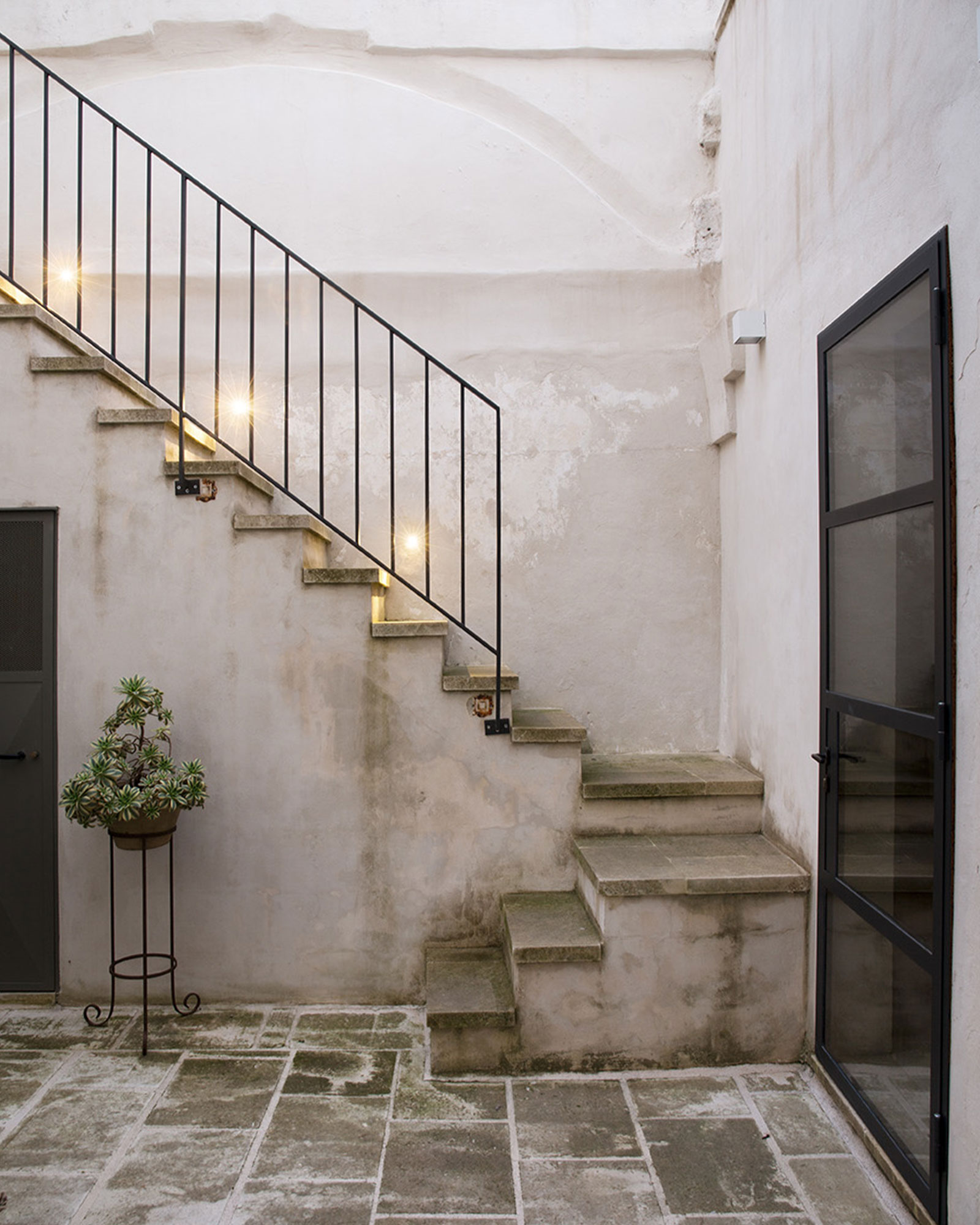 terrasse avec escalier maison de ville ancienne dans les Pouilles terrasse avec escalier maison de ville ancienne dans les Pouilles